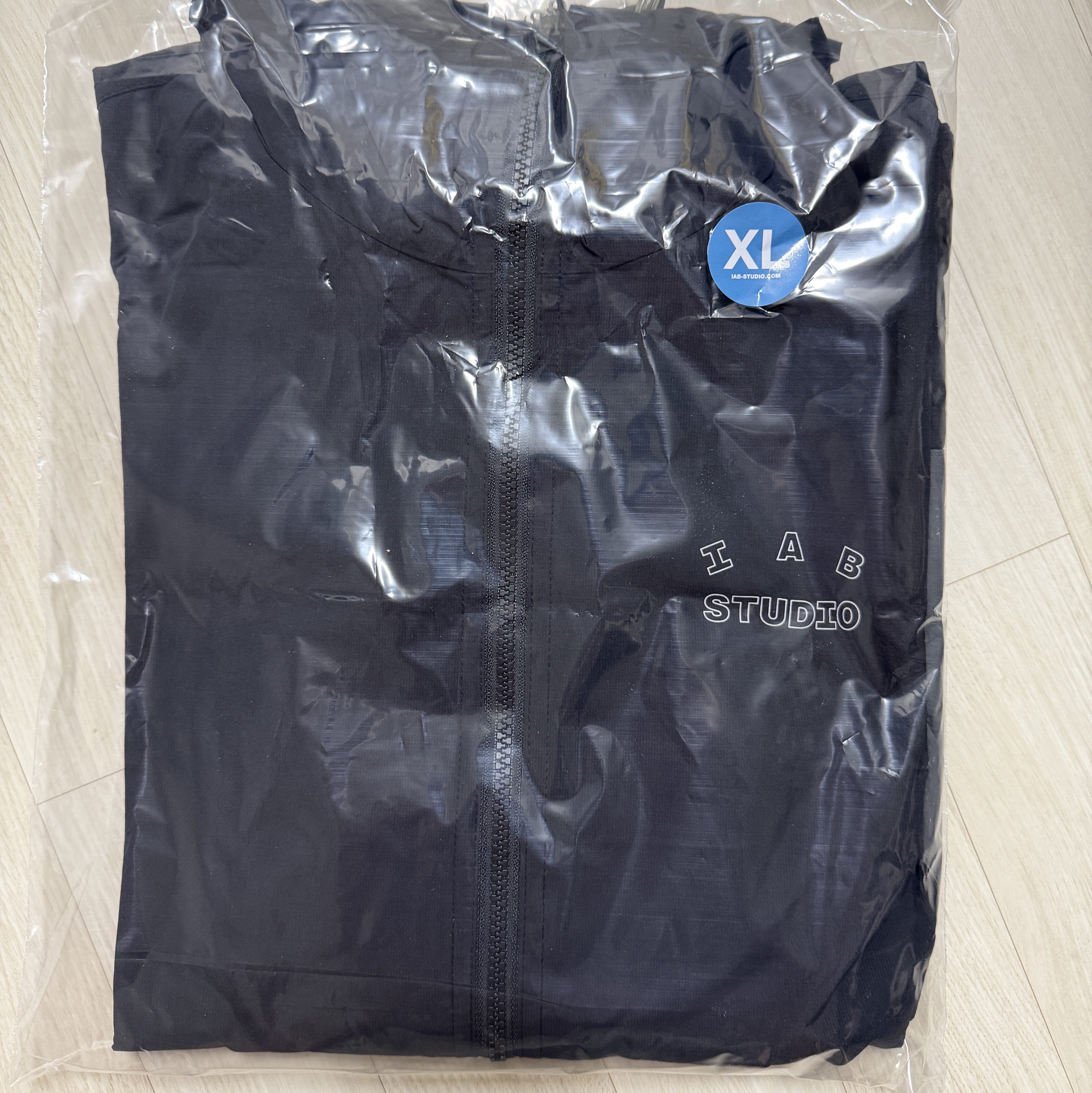 IAB Studio Wind Jacket Pack Black Silver 착용 스타일