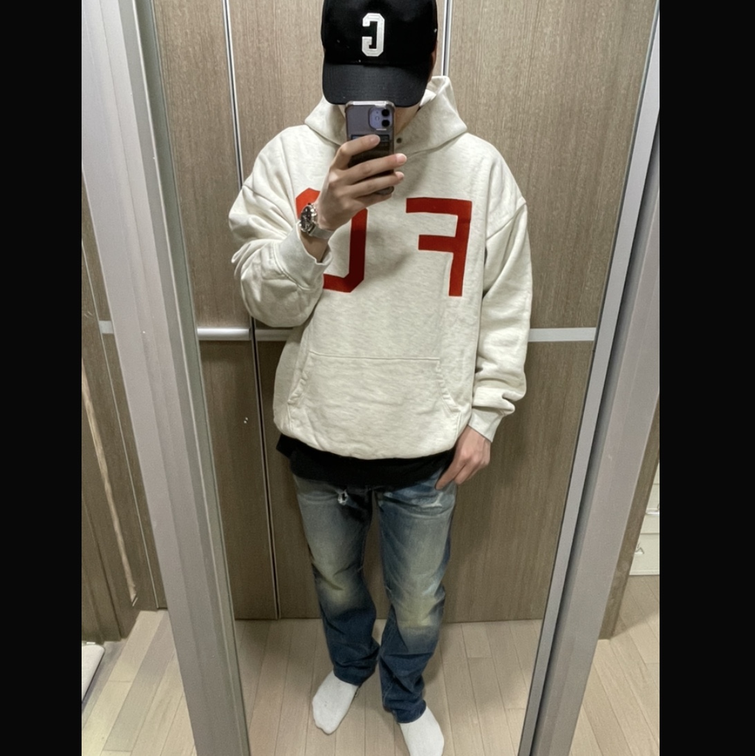 Fear of God Monarch Hoodie Cream Heather, Essentials x New Era Embroidered G Logo Cap Black 착용 스타일