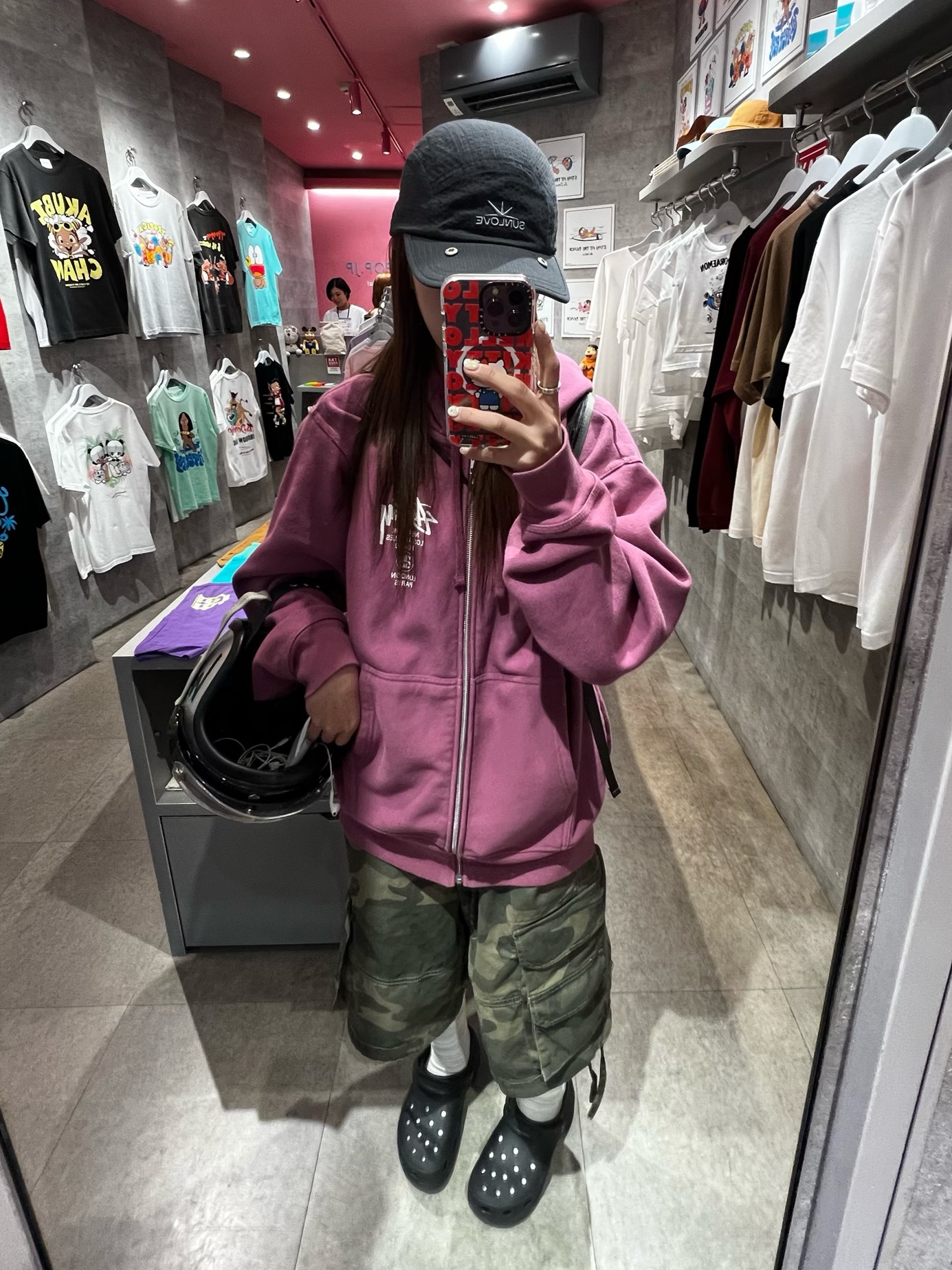 Stussy World Tour Zip Hoodie Berry 2024, (W) Crocs Classic Platform Clog Black 착용 스타일