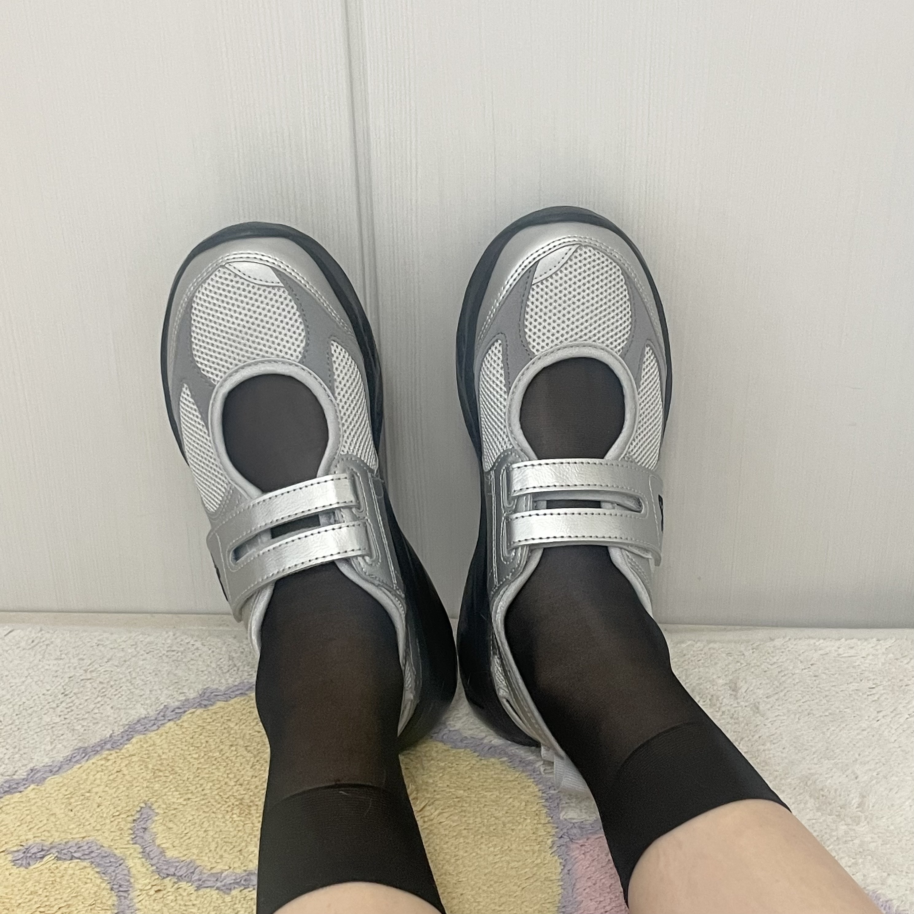 (W) New Balance Breeze SD2202 Metalic Silver 착용 스타일 - 2