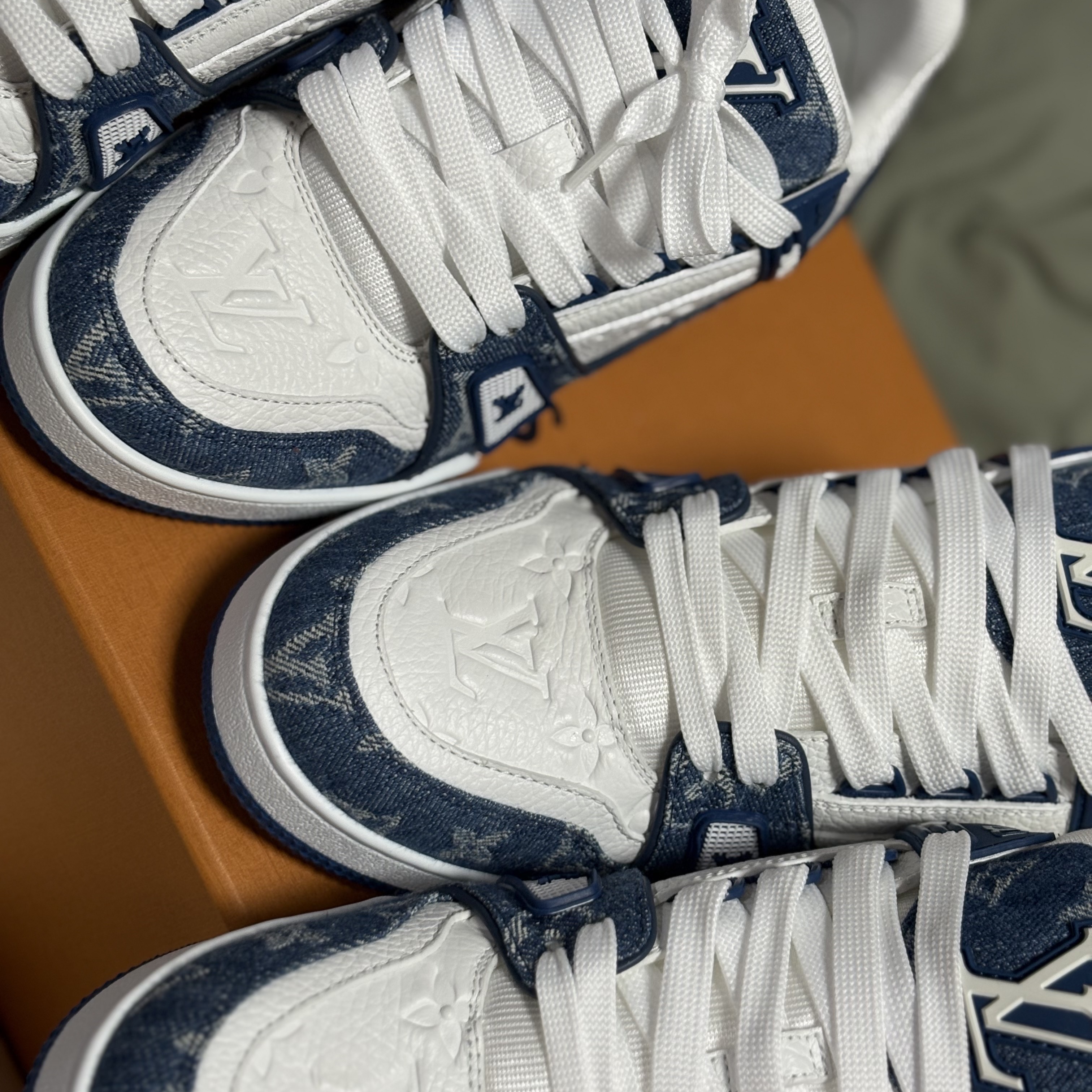 Louis Vuitton LV Trainer Sneakers Monogram Denim Blue 착용 스타일 - 1