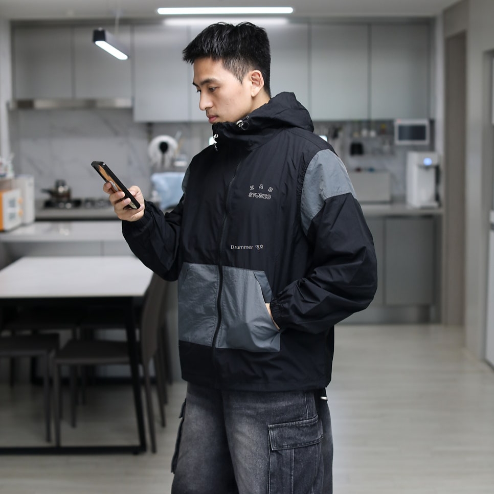 IAB Studio Wind Jacket Pack Black Silver, IAB Studio T-Shirt White Gray 착용 스타일 - 2