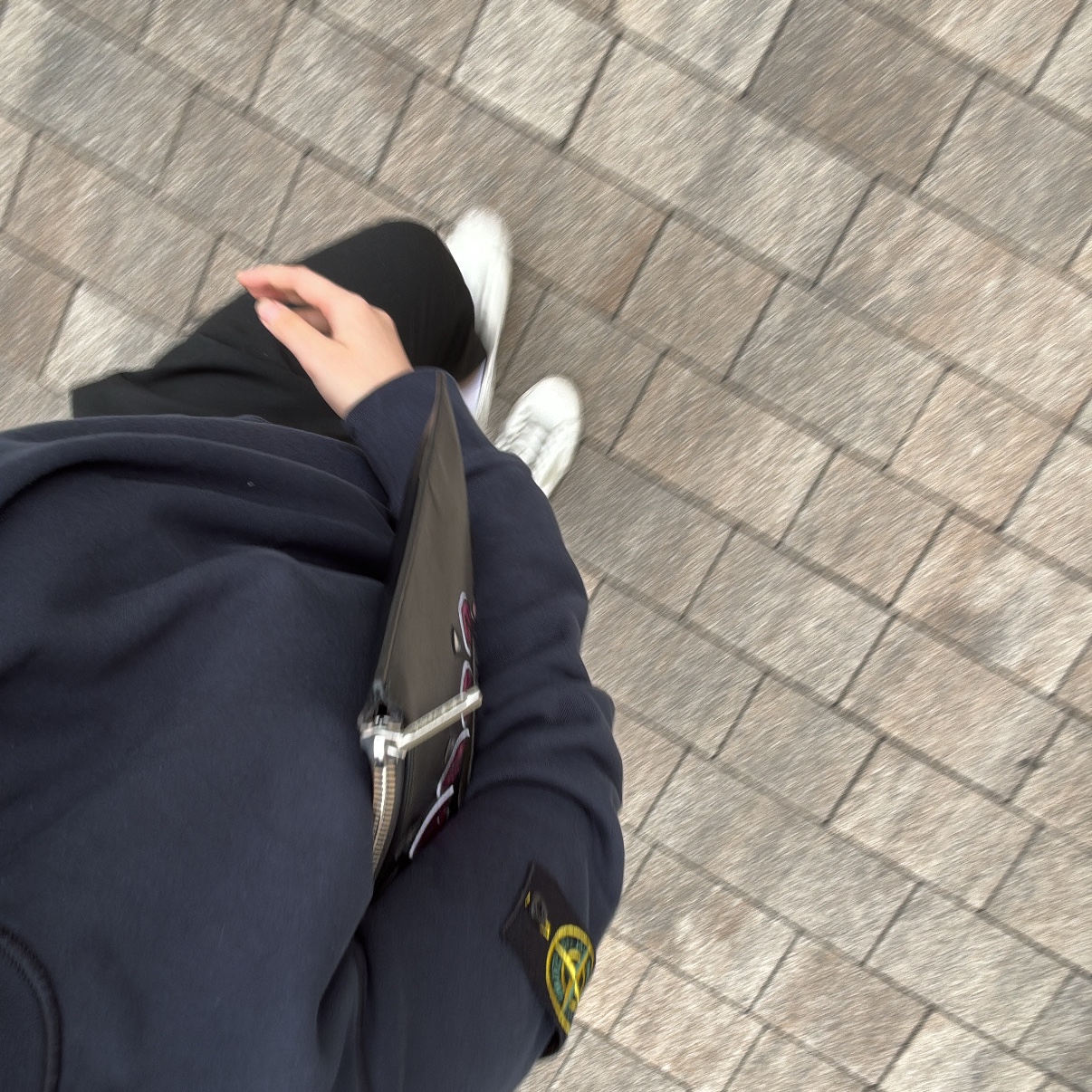 Stone Island 63051 Cotton Fleece Garment Dyed Sweatshirt Black - 24SS, (W) Golden Goose Superstar White Silver Heel Tab Sneakers 착용 스타일