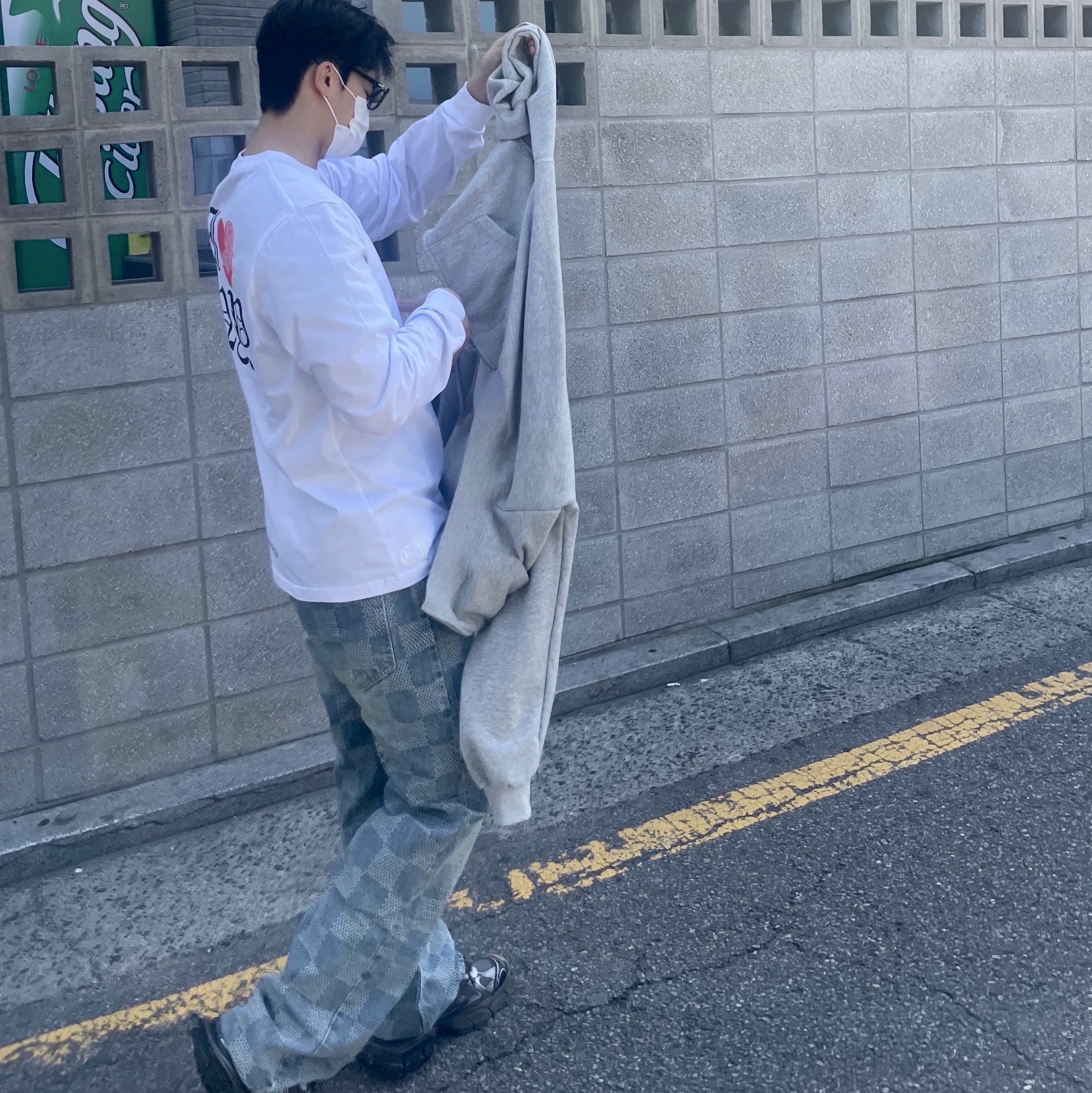 Louis Vuitton Damier Denim Skate Pants Indigo, Chrome Hearts Vine Heart Logo Long Sleeve T-Shirt White - New York Exclusive 착용 스타일 - 2