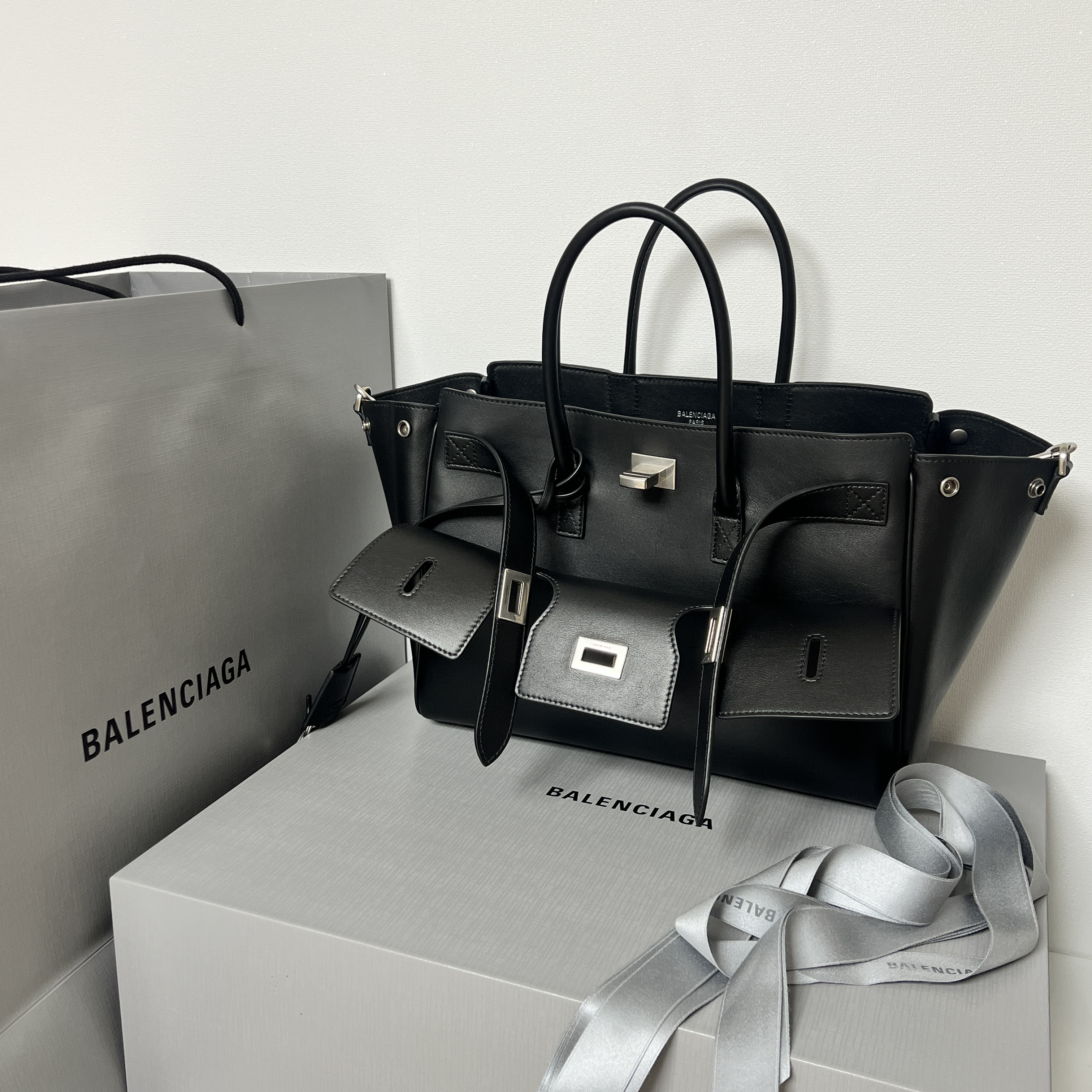 Balenciaga Bel Air Small Carry All Bag Black 착용 스타일