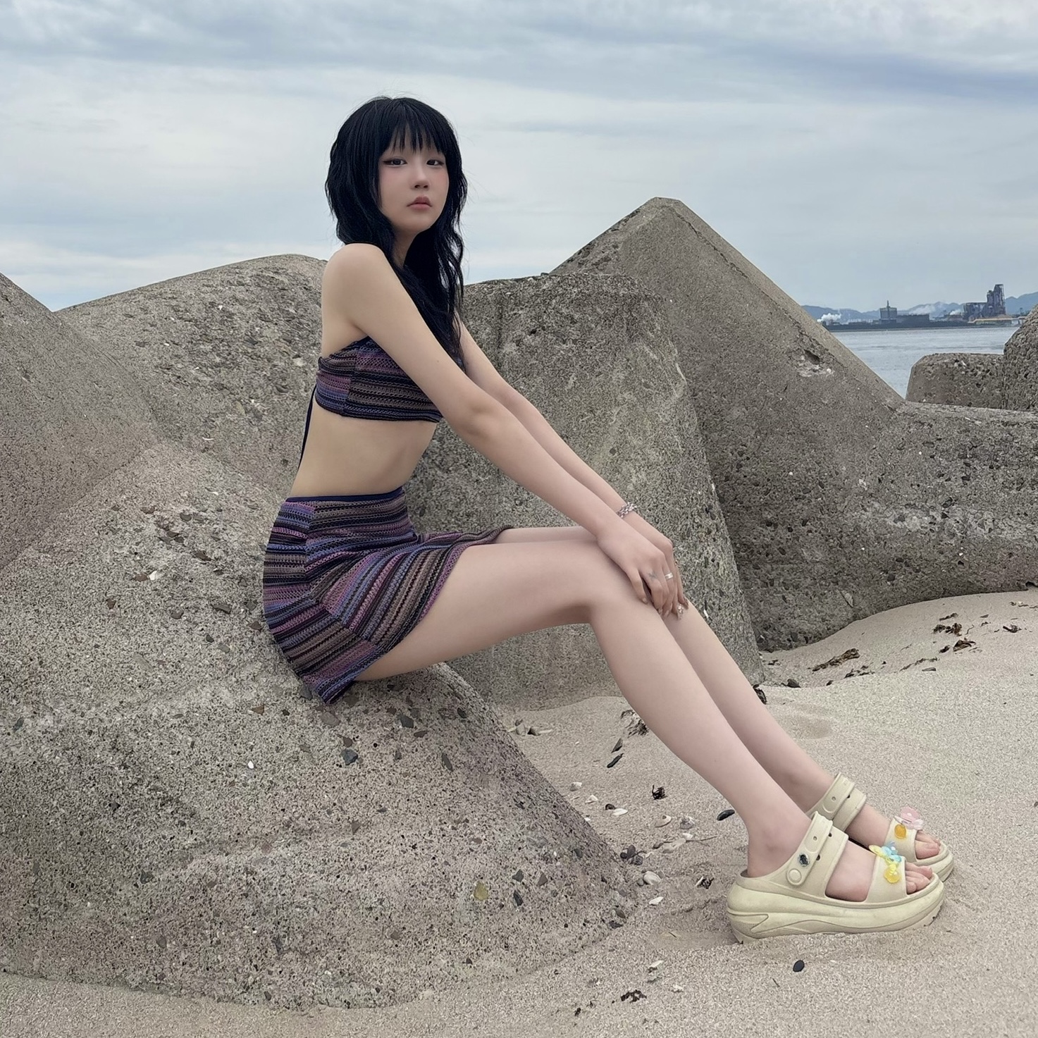 Crocs Classic Mega Crush Sandal Bone 착용 스타일 - 2