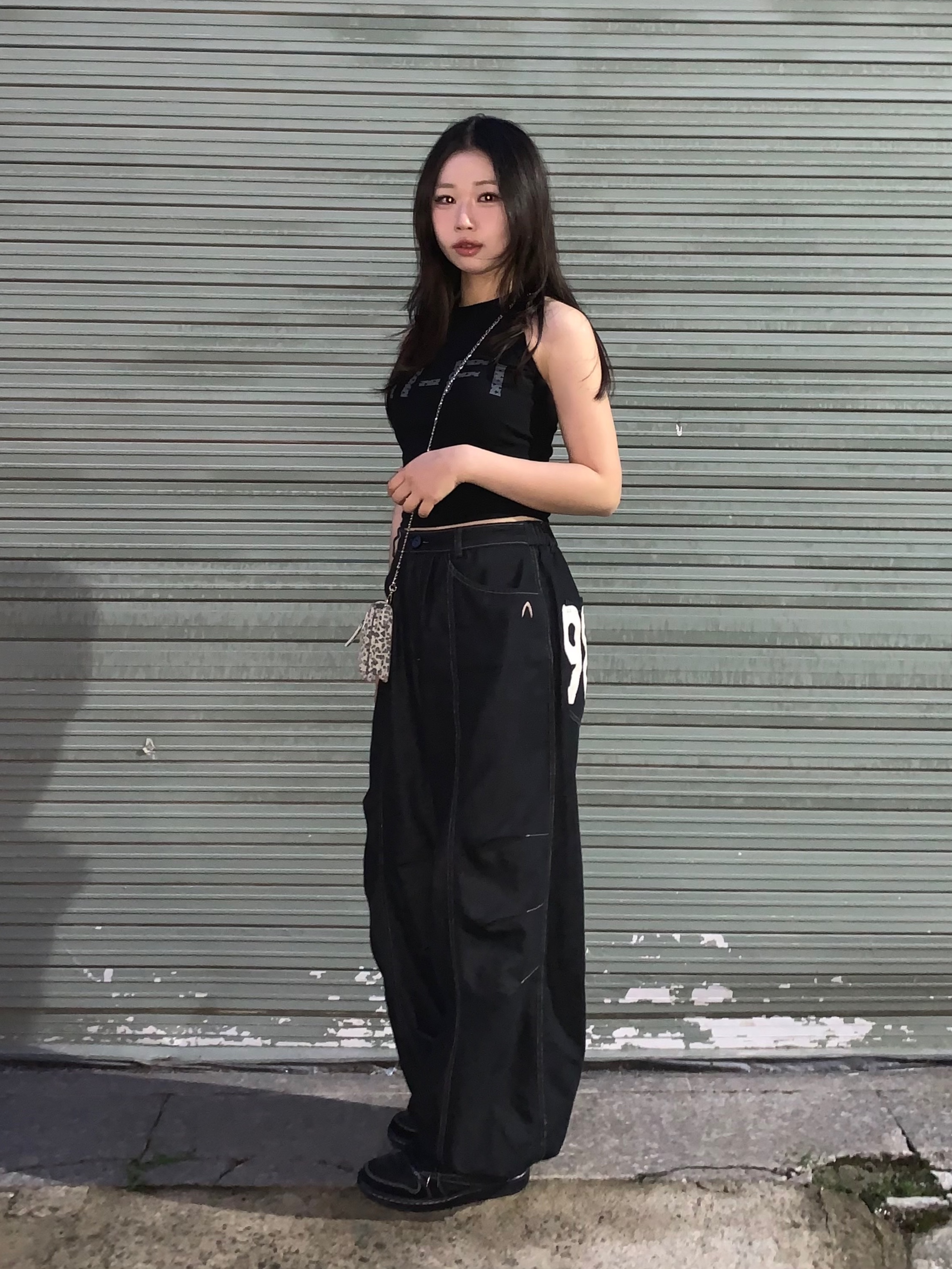 Jordan 1 x Travis Scott Retro Low OG SP Black Phantom, Deinet Stud Cross Chain Wallet in Leopard 착용 스타일 - 2