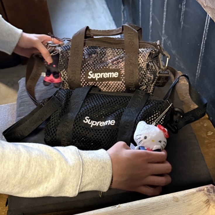 Supreme Mesh Mini Duffle Bag Truetimber Kanati Camo - 25SS, Supreme Mesh Mini Duffle Bag Black - 25SS 착용 스타일 - 2