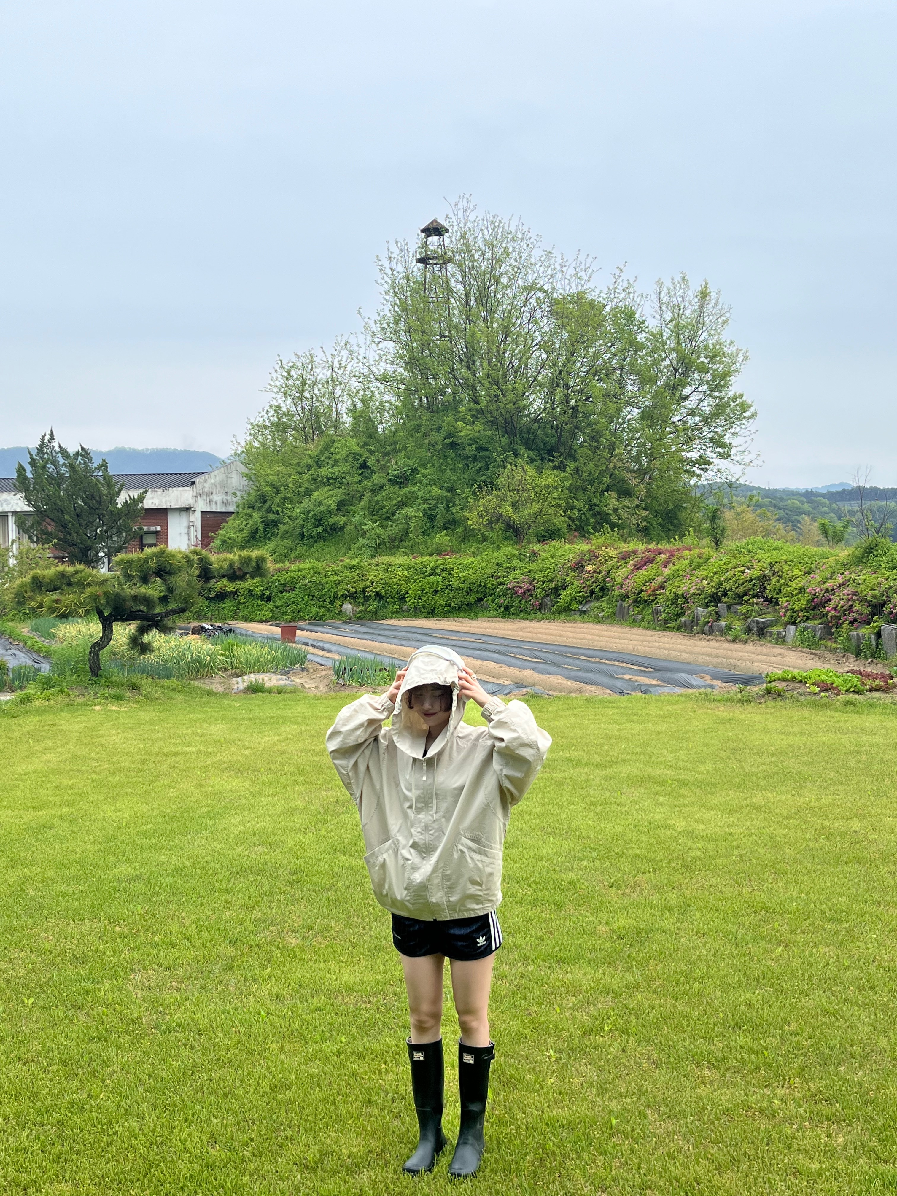 (W) Adidas x Sporty & Rich Shorts Legend Ink - US Sizing 착용 스타일 - 2