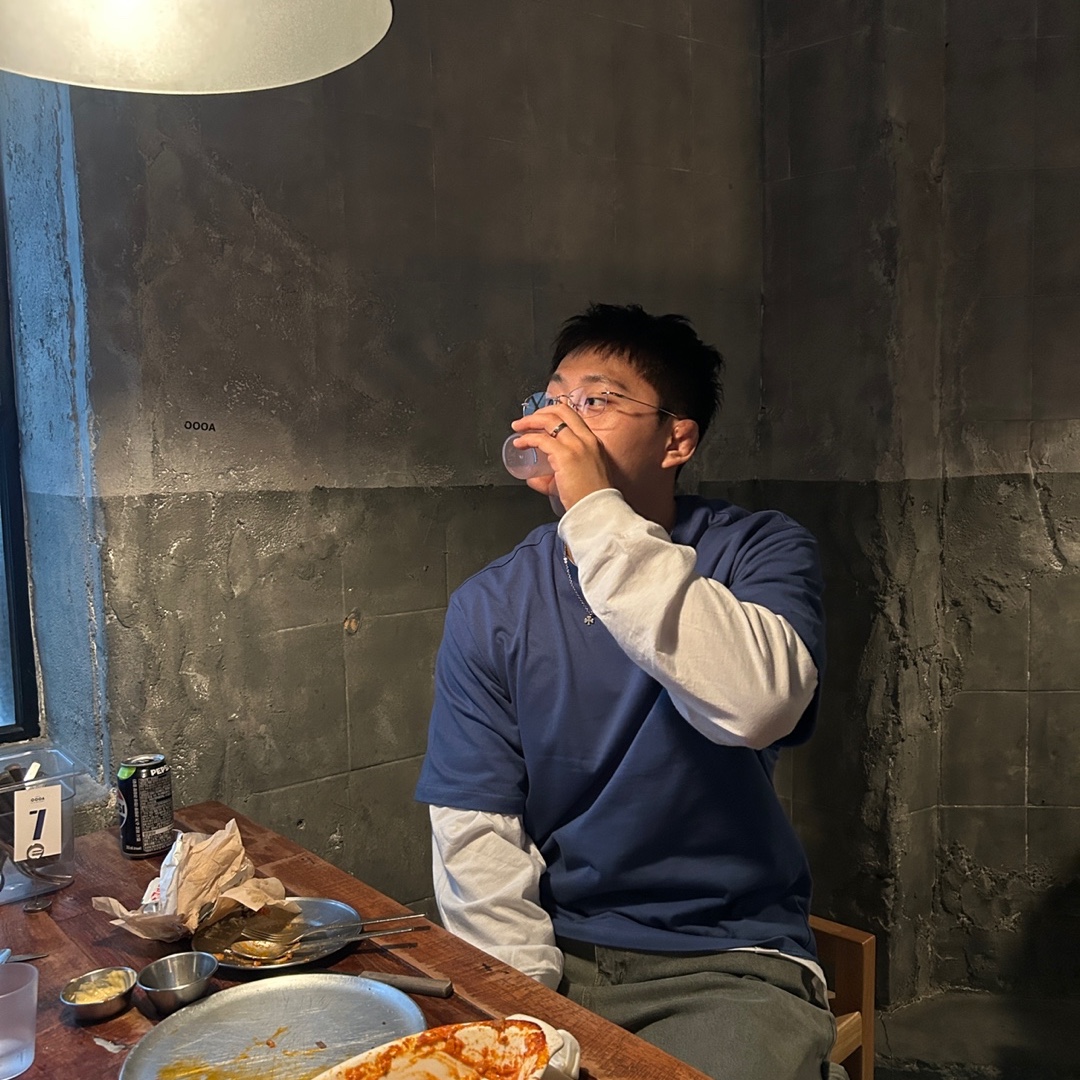 [KREAM 단독] Hangle Blue Light Silver Titan Square Rimless 착용 스타일