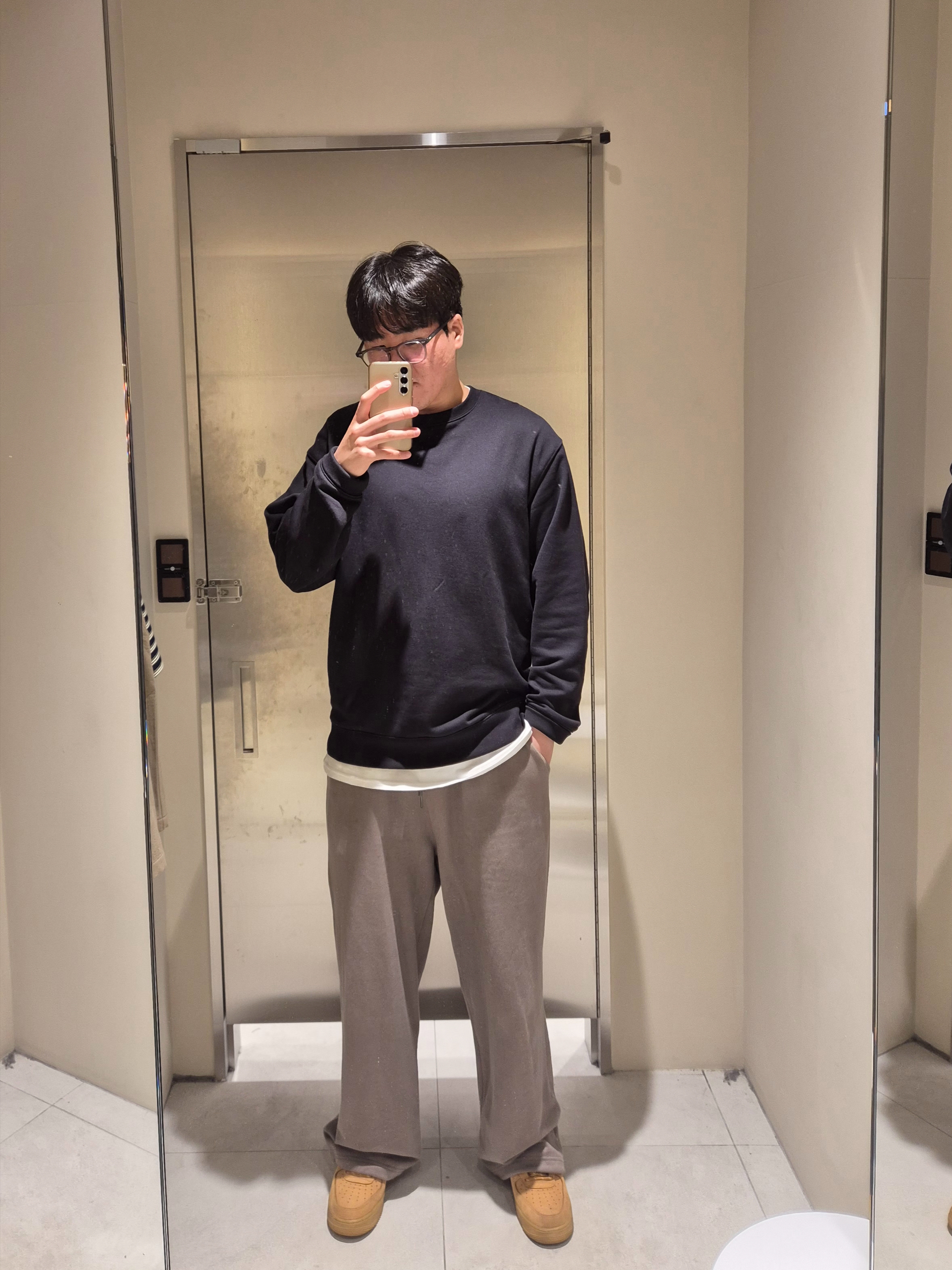 Supreme Hanes Tagless T-Shirt White (3 Pack), Nike Air Force 1 '07 WB Flax 착용 스타일 - 1