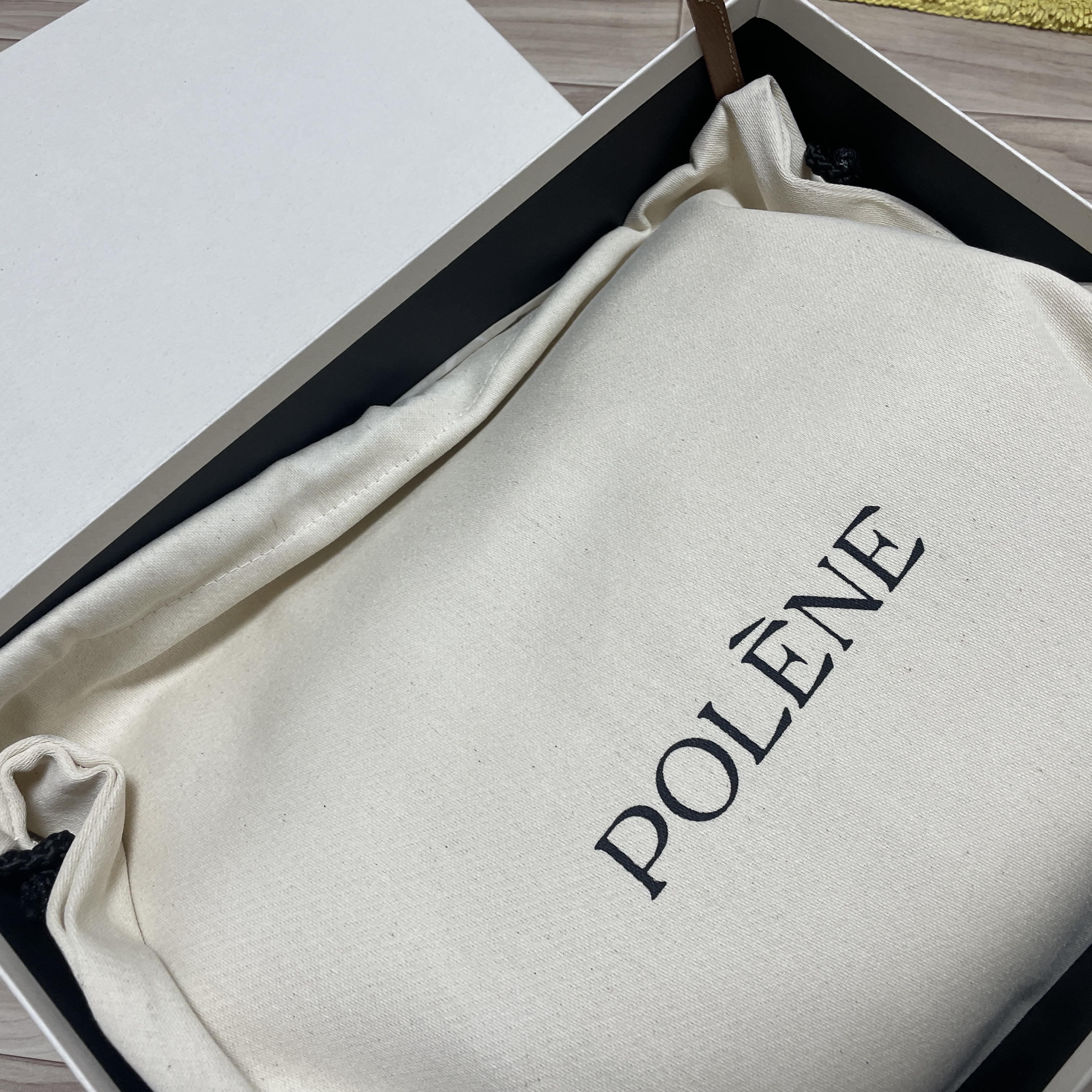 Polene Cyme Mini Camel 착용 스타일 - 3