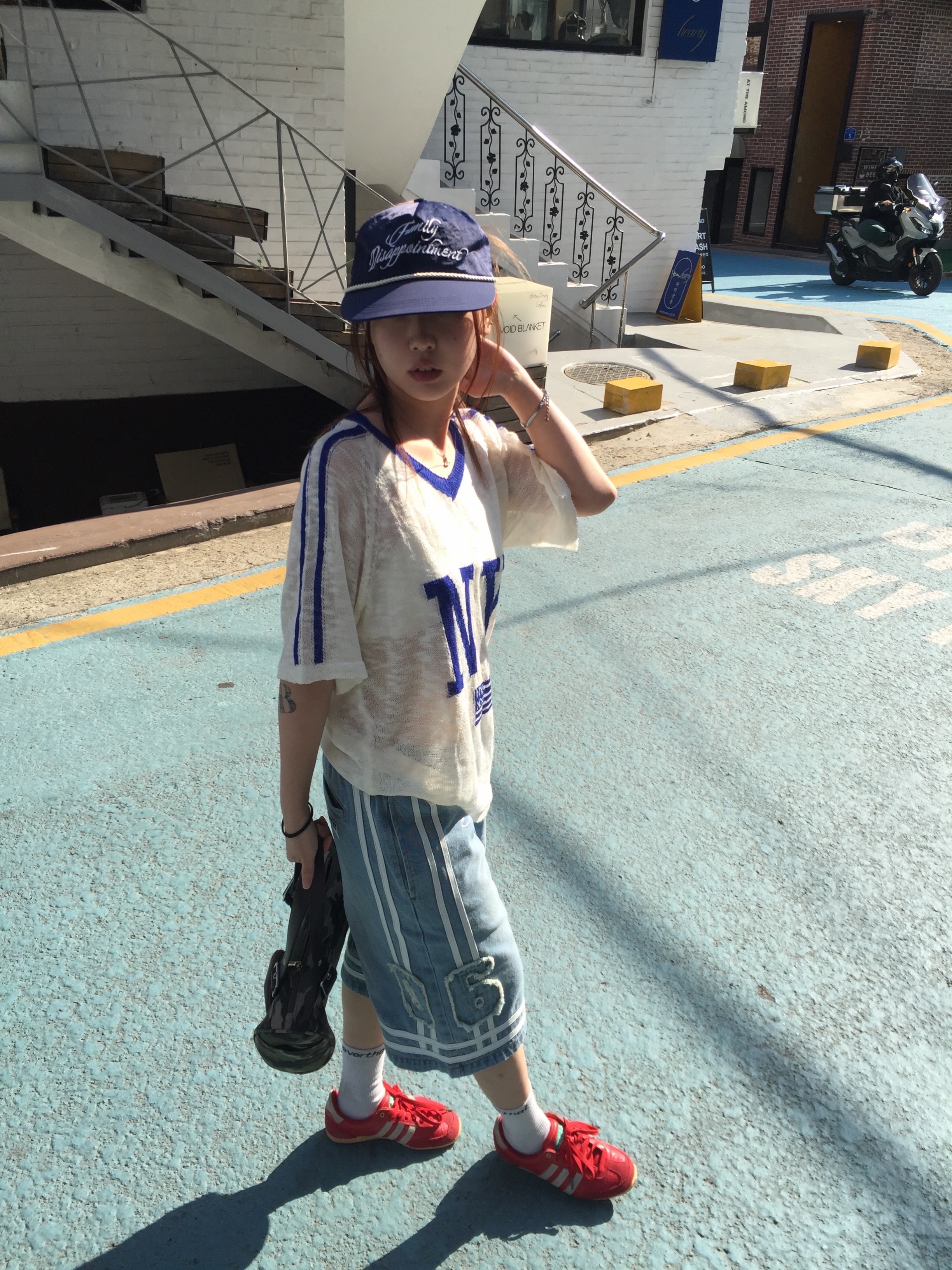 NYXX P.O.M Pouch Circular Bag Camo, NYXX Ny Flag V-Neck Knit Heather Gray 착용 스타일 - 3