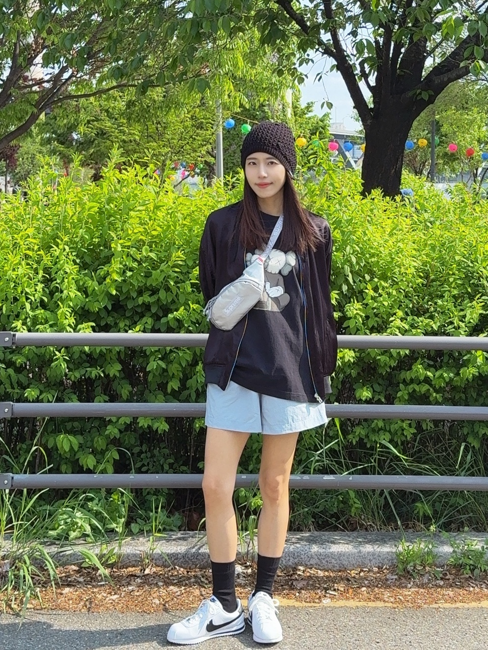 CDG '84-85 Staff Blouson Black, Uniqlo UT x Kaws Short Sleeve Graphic T-Shirt Black 착용 스타일 - 2