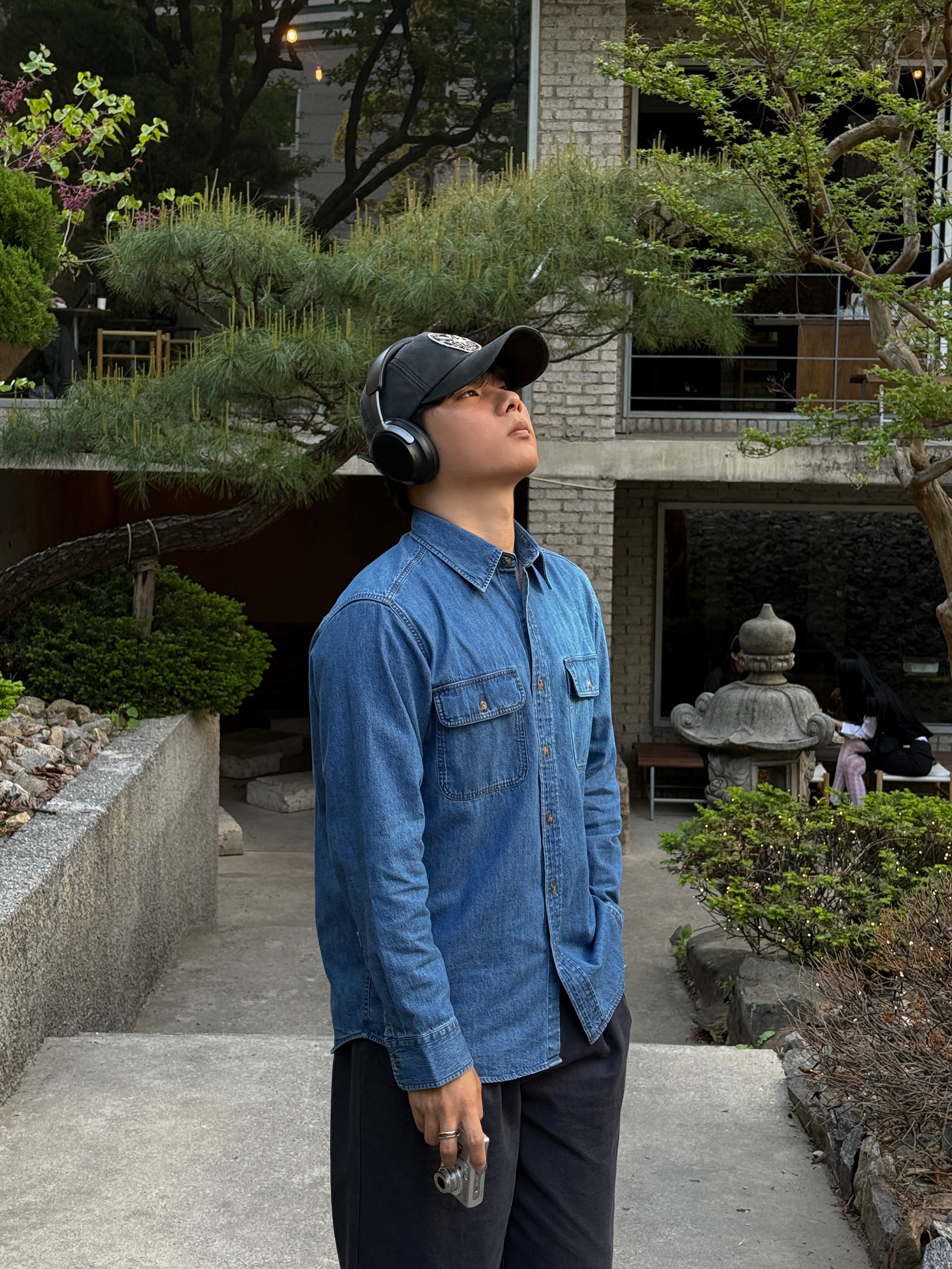 On Running x Post Archive Faction (Paf) Cloudventure Peak Ice Moon, Uniqlo x JW Anderson Denim Shirt Blue - KR 착용 스타일 - 4