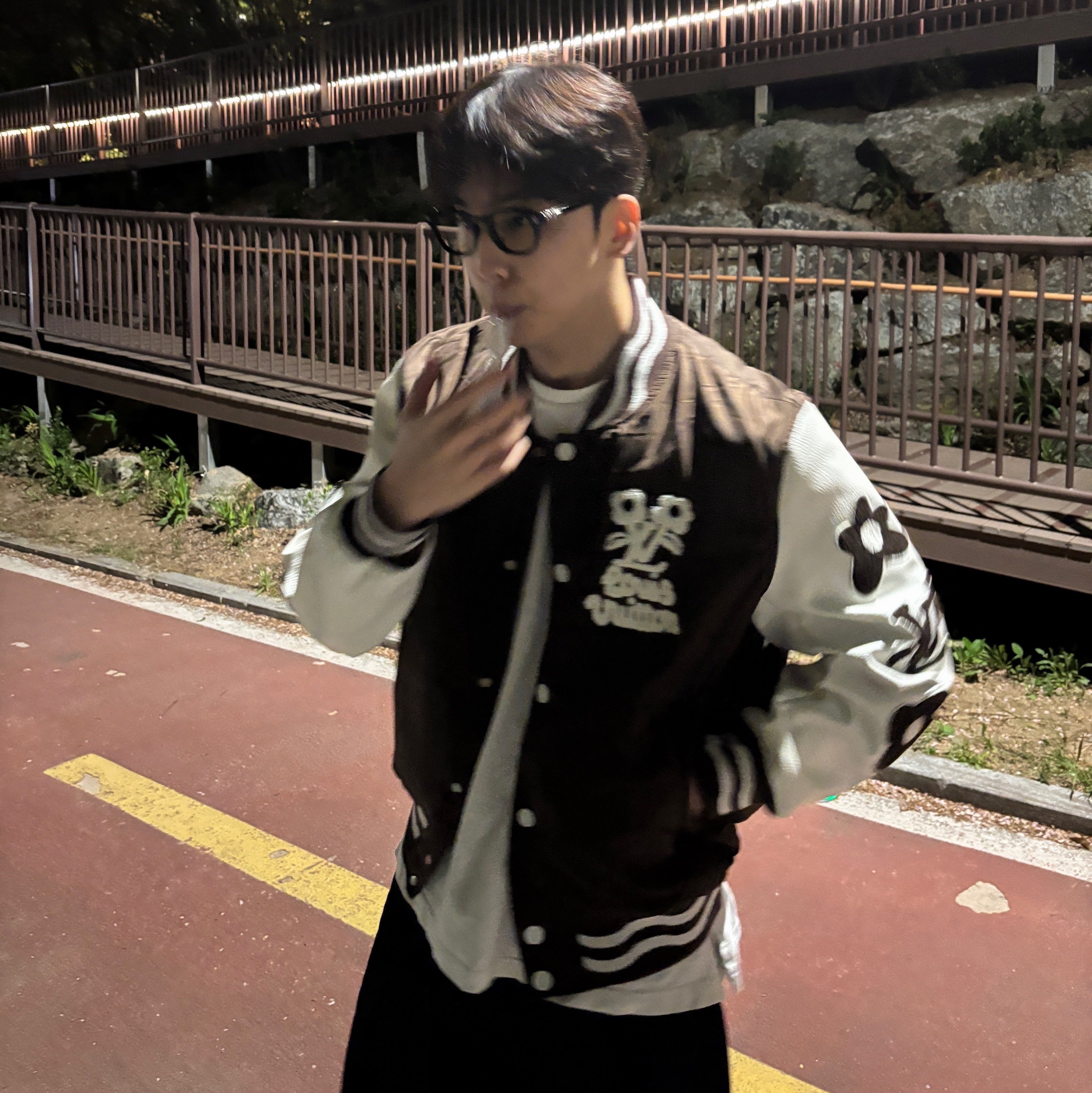 Louis Vuitton Embroidered Varsity Jacket Brown 착용 스타일