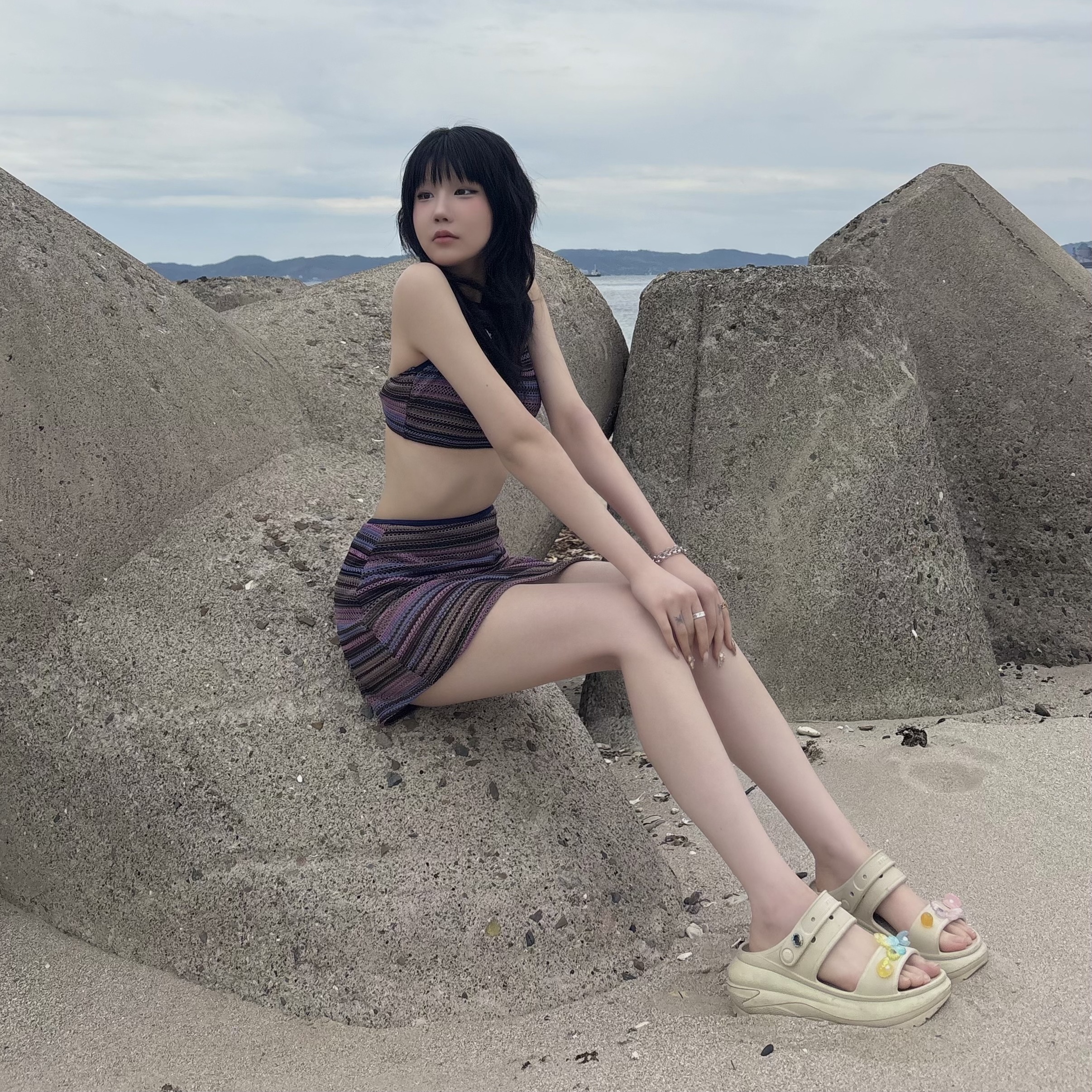 Crocs Classic Mega Crush Sandal Bone 착용 스타일 - 1