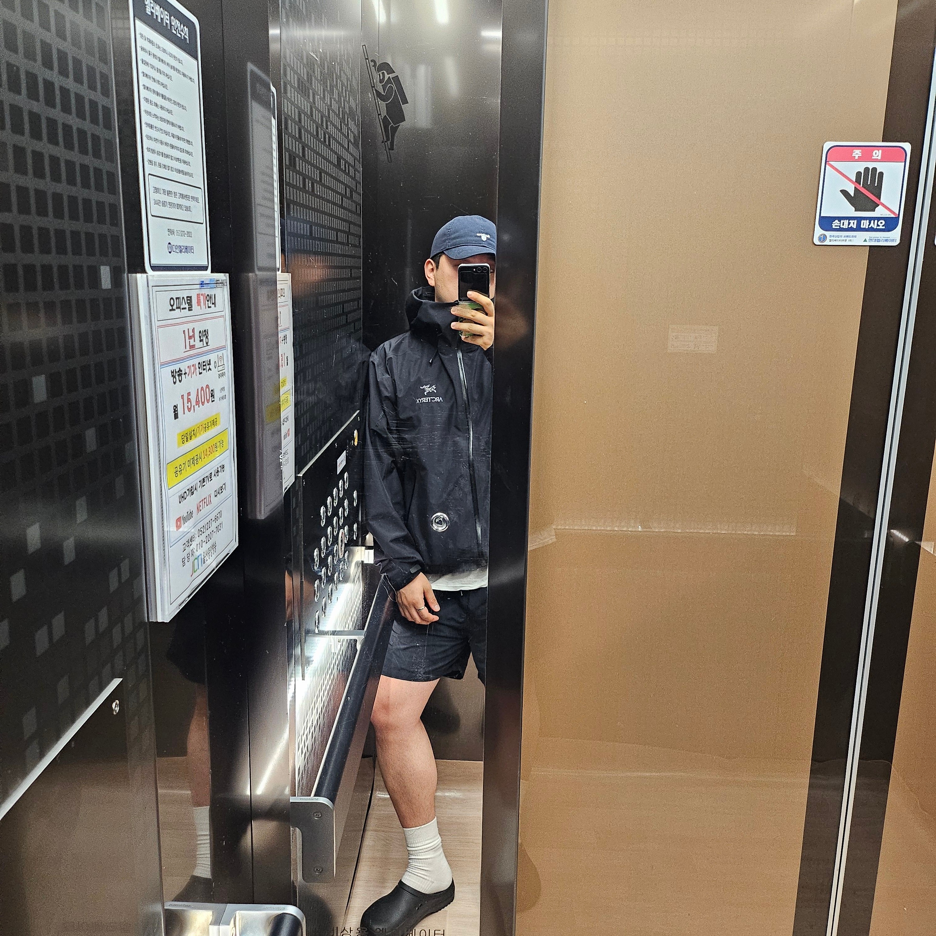 Arc'teryx Beta LT Jacket Black, Barbour Cascade Sport Cap Navy 착용 스타일