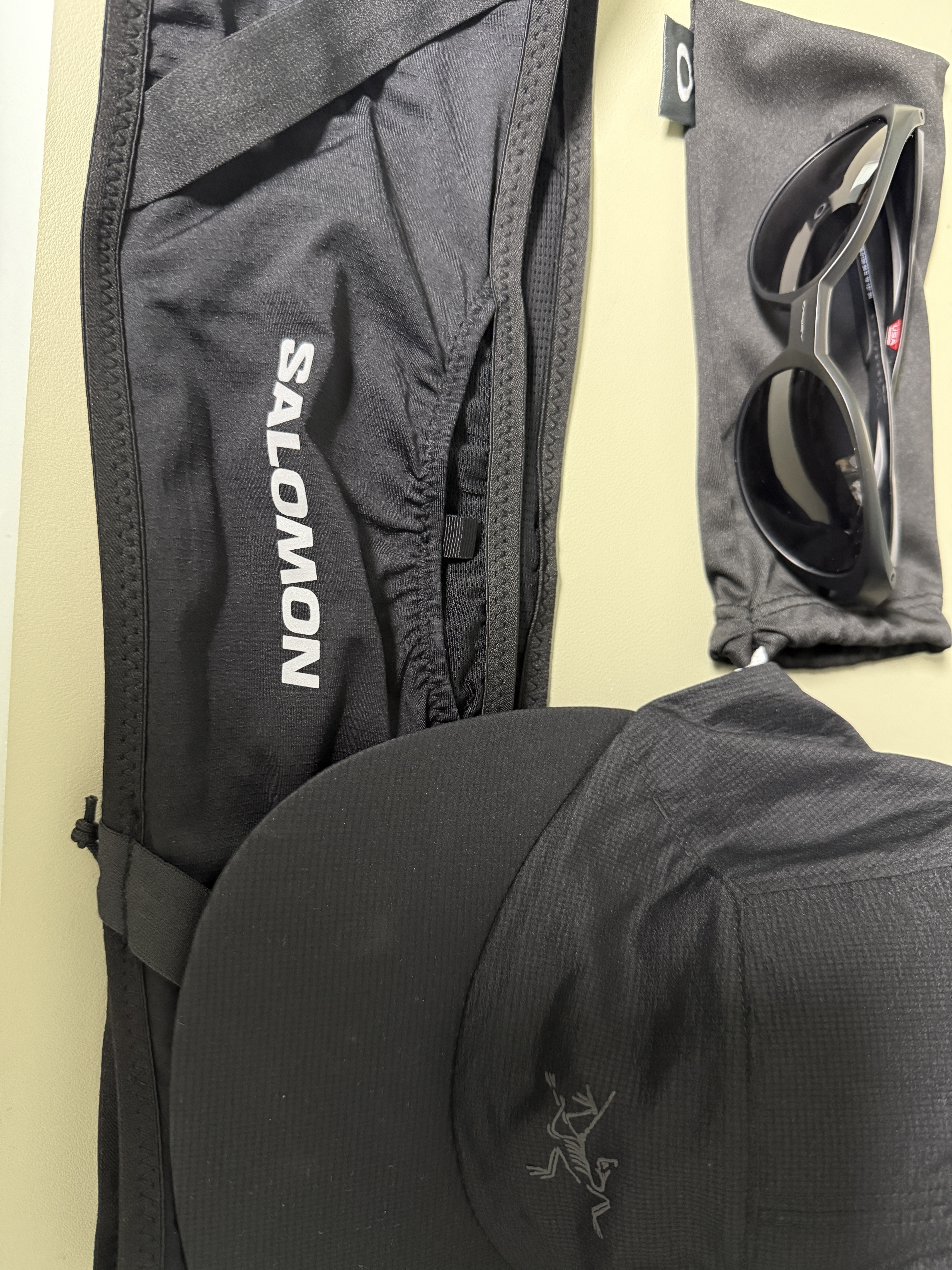Arc'teryx Norvan Regular Brim Hat Black, Salomon Pulse Belt Black 착용 스타일