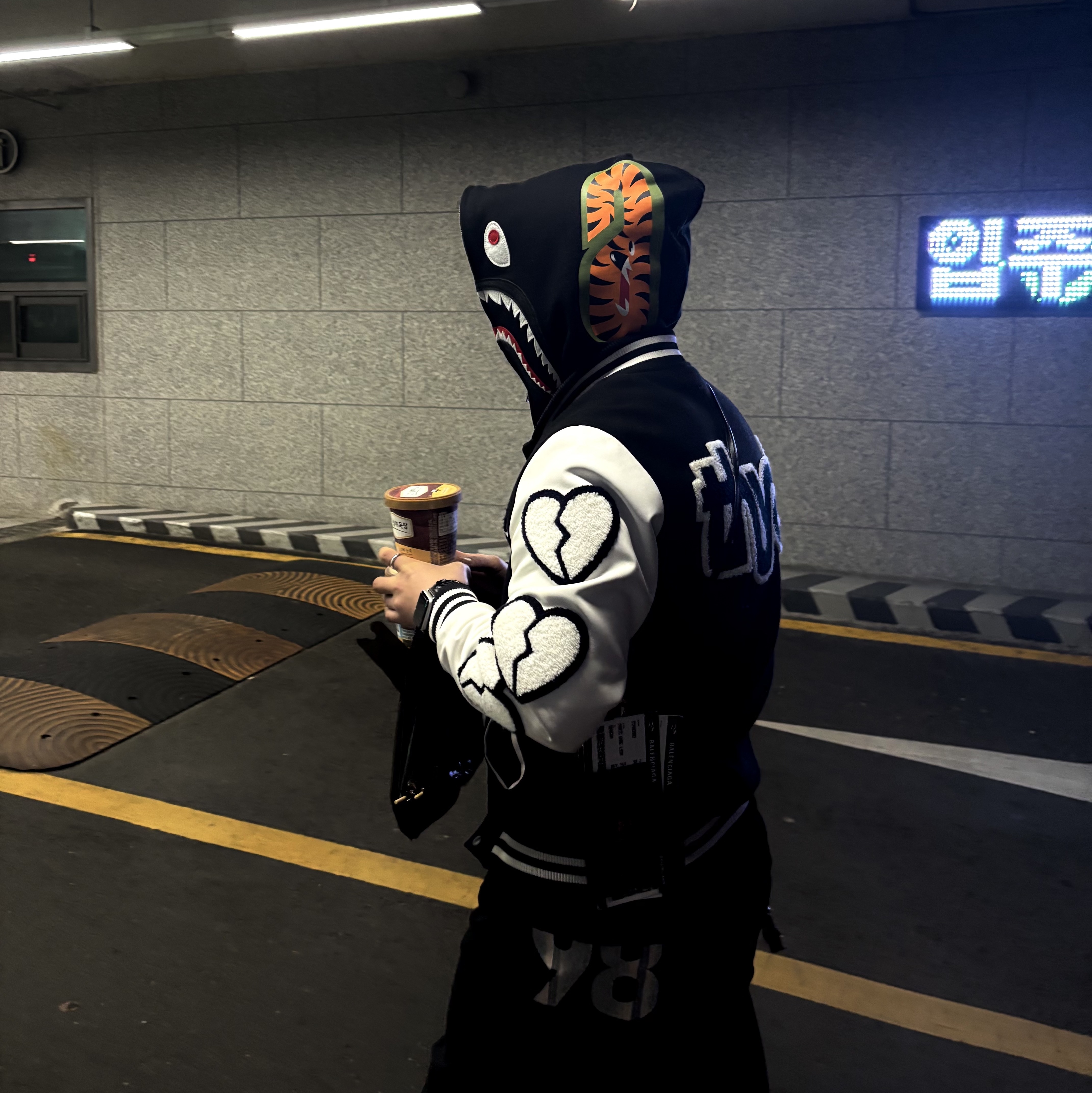 (W) BAPE Milo Shark Full Zip Double Hoodie Black, Balenciaga Passport Phone Holder Black 착용 스타일