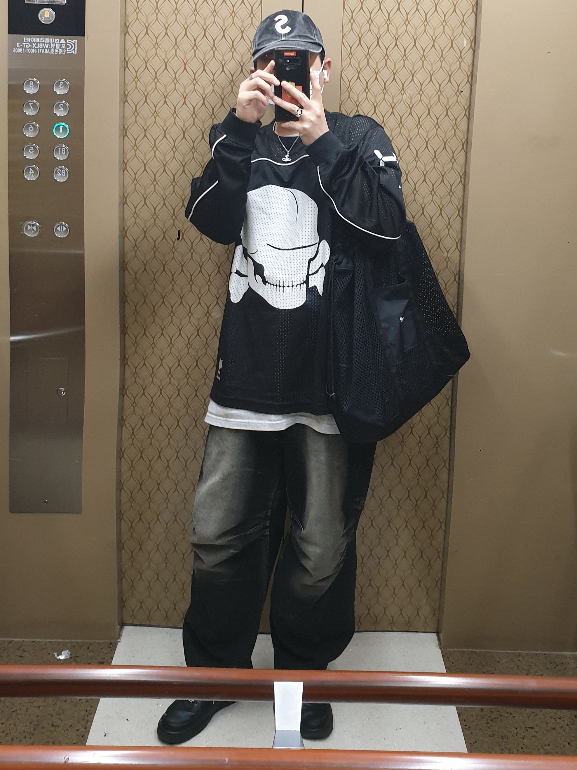 Supreme x Bounty Hunter Mesh Moto Jersey Black - 23FW, Supreme Pigment S Logo 6-Panel Black - 24FW 착용 스타일
