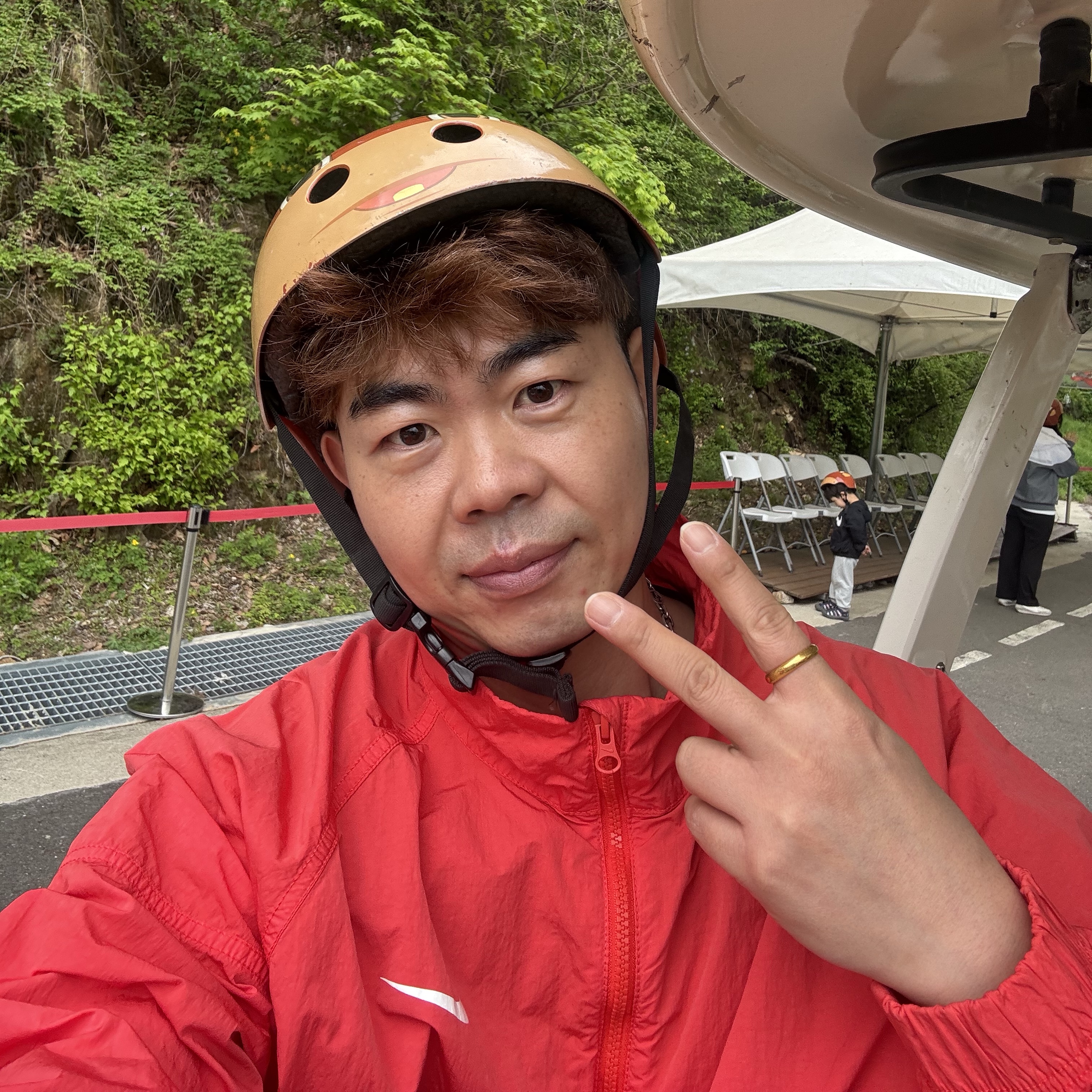 Nike x Stussy Windrunner Jacket Habanero Red 착용 스타일