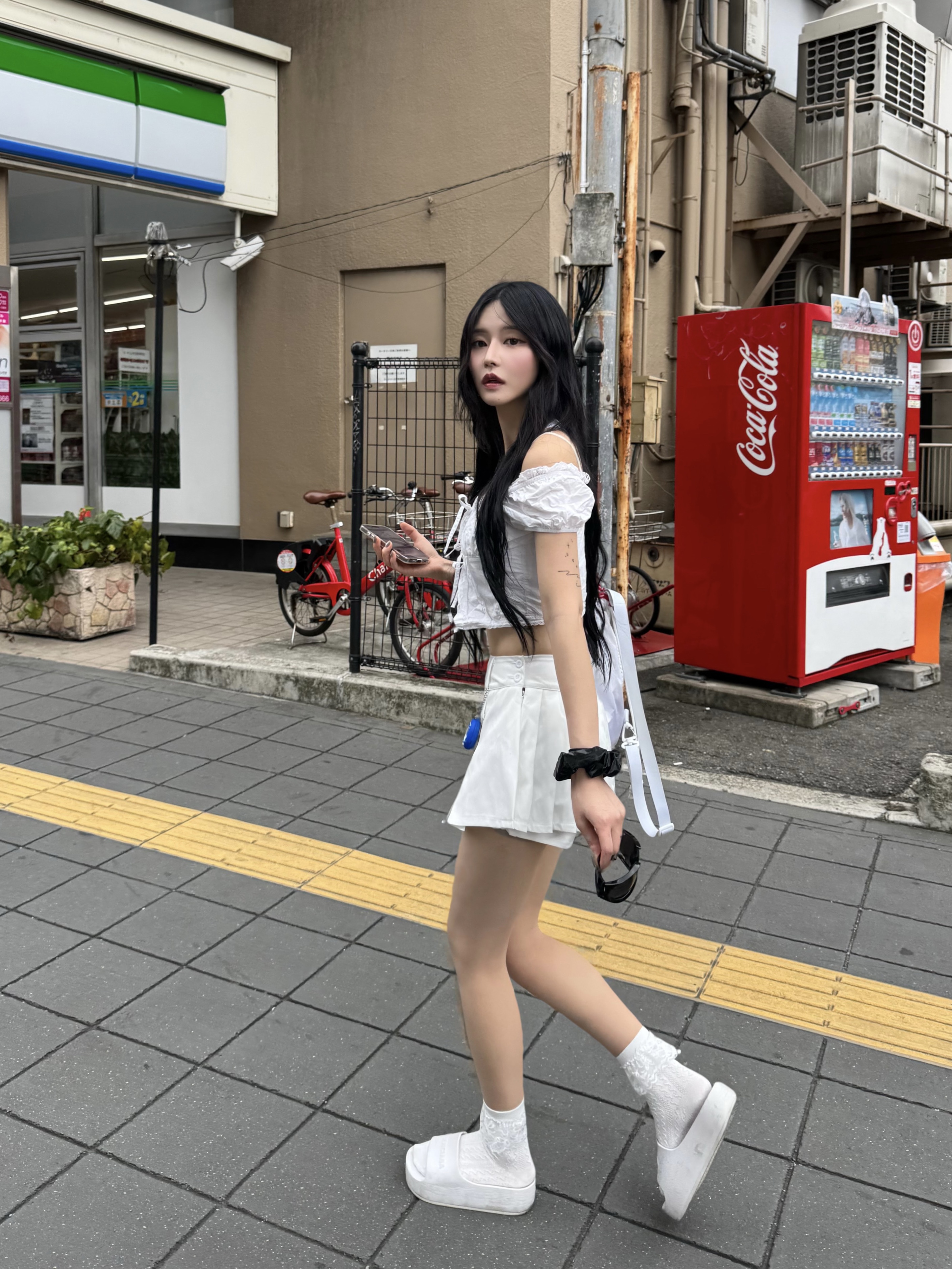 (W) Balenciaga Chunky Slide Sandal White 착용 스타일