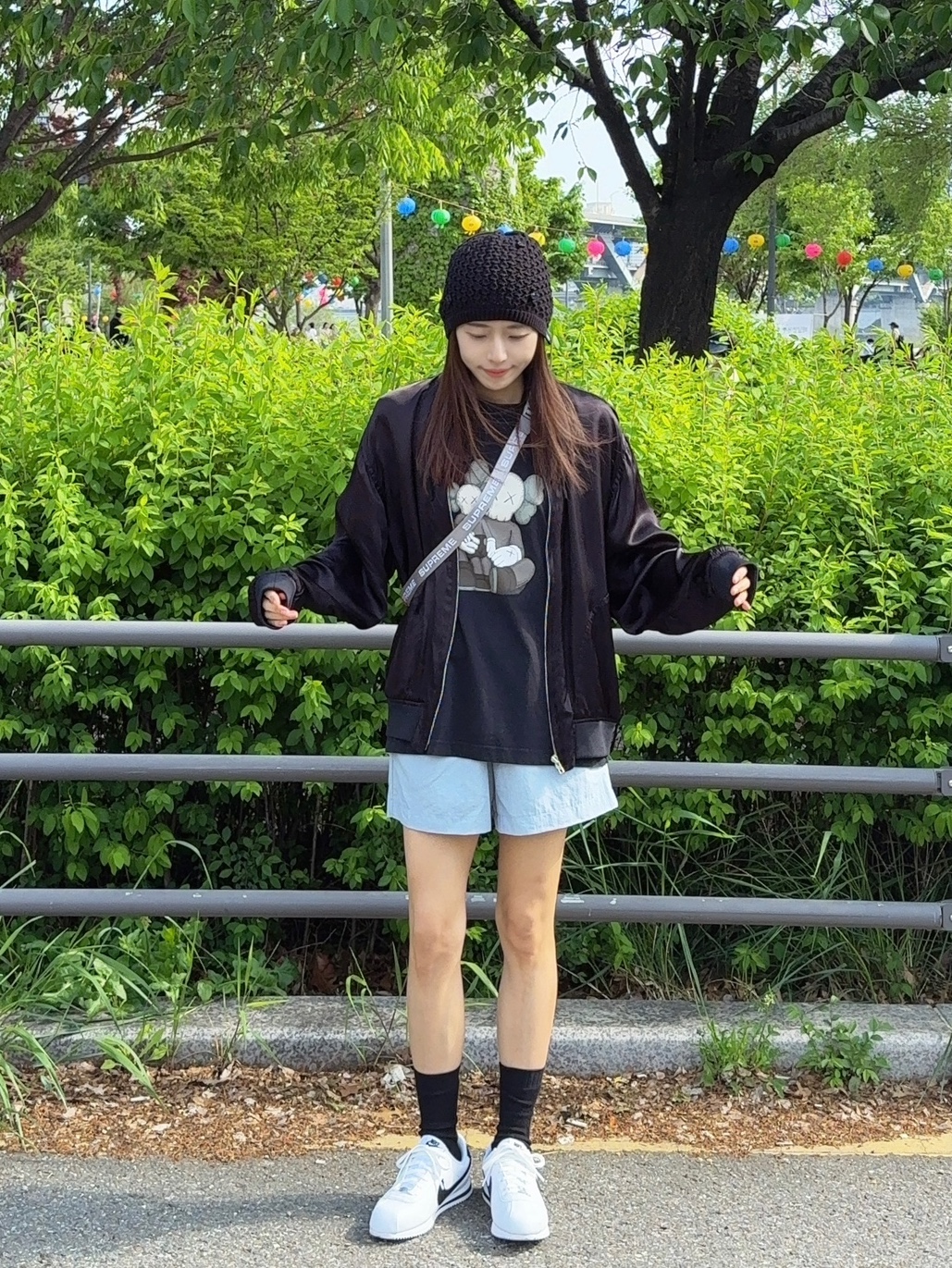 CDG '84-85 Staff Blouson Black, Uniqlo UT x Kaws Short Sleeve Graphic T-Shirt Black 착용 스타일 - 1