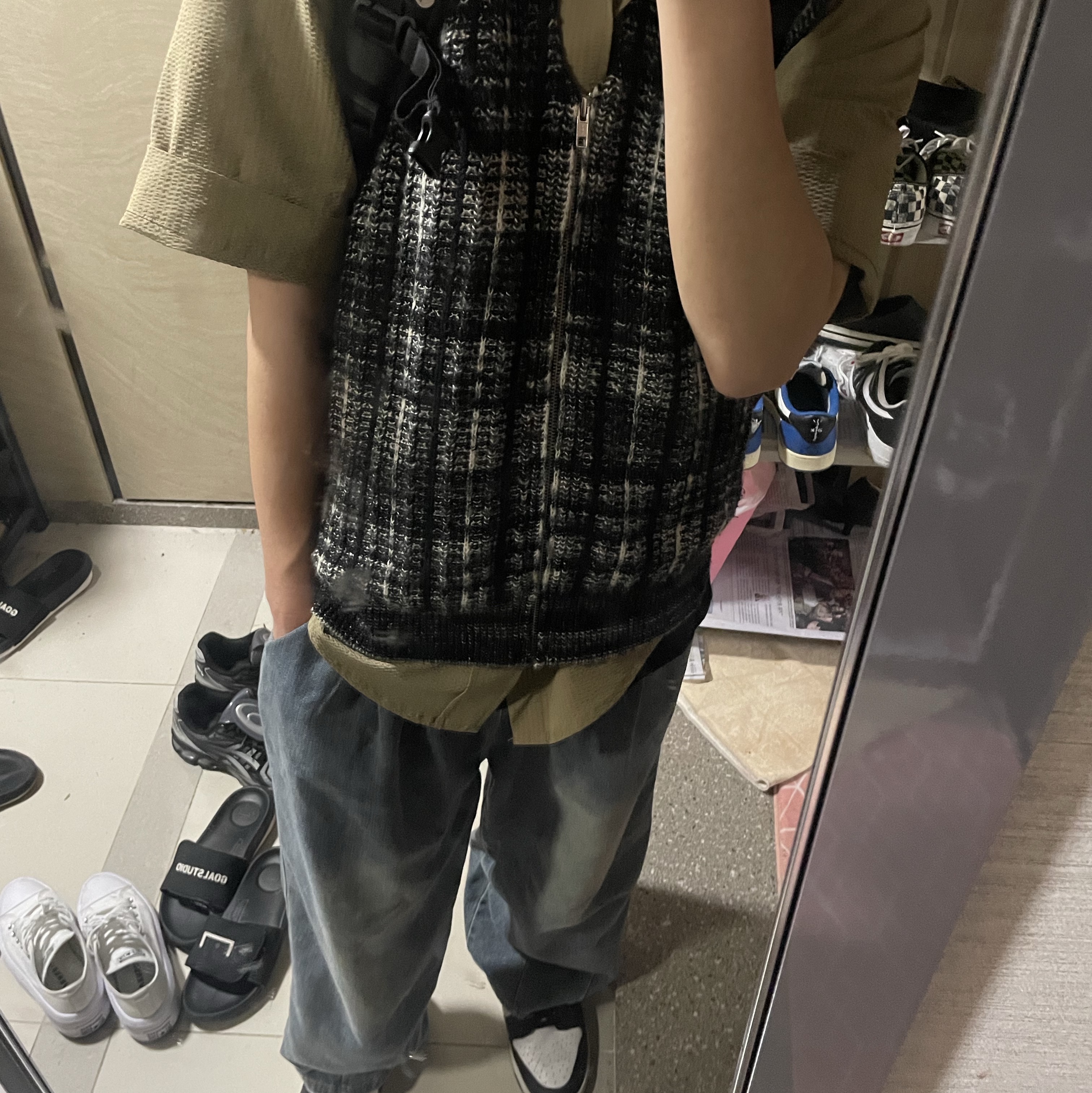 Supreme Speckled Zip Up Sweater Vest Black - 25SS, Stussy Melted T-Shirt Black 착용 스타일 - 2