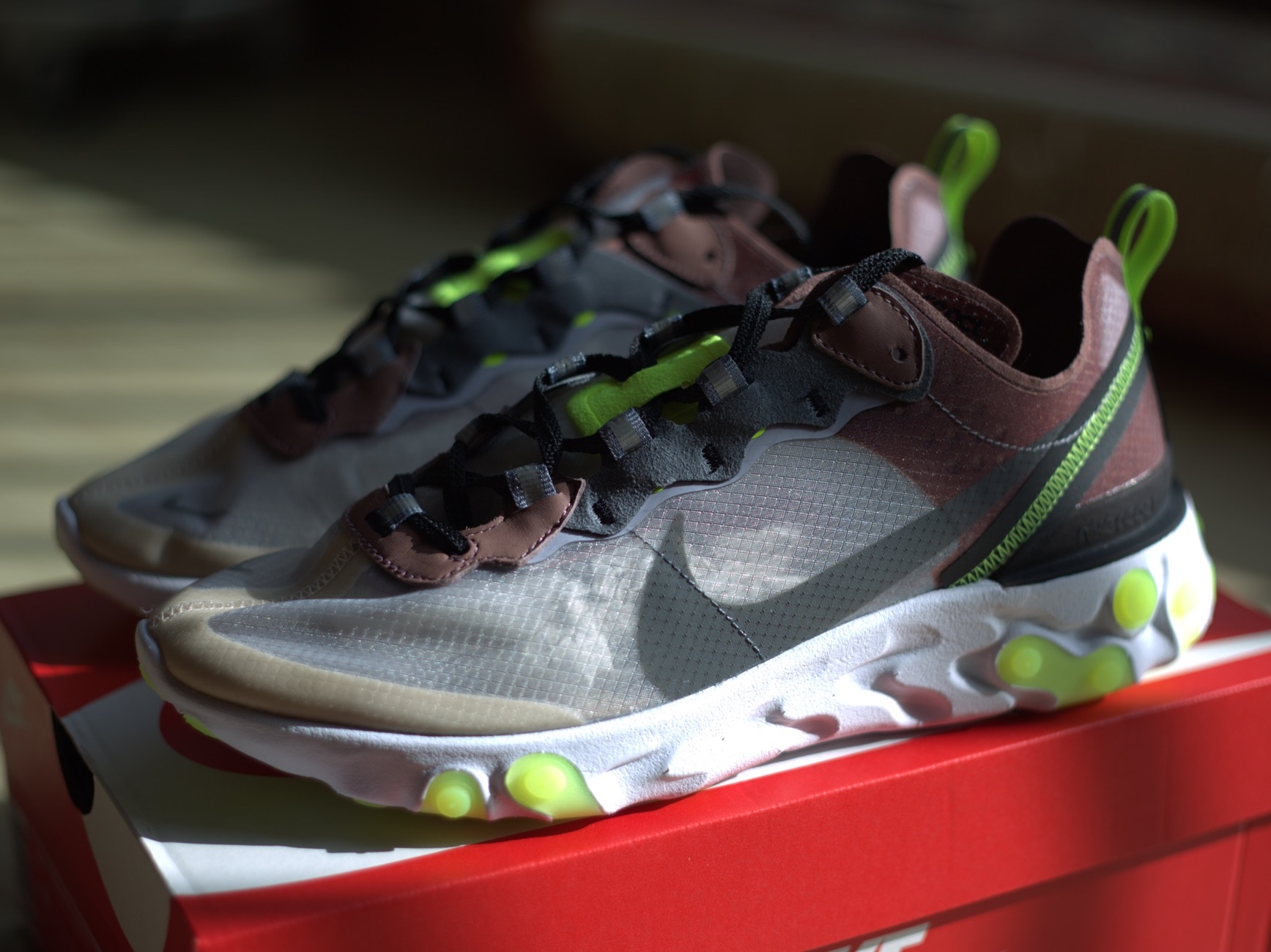 Nike React Element 87 Desert Sand 착용 스타일