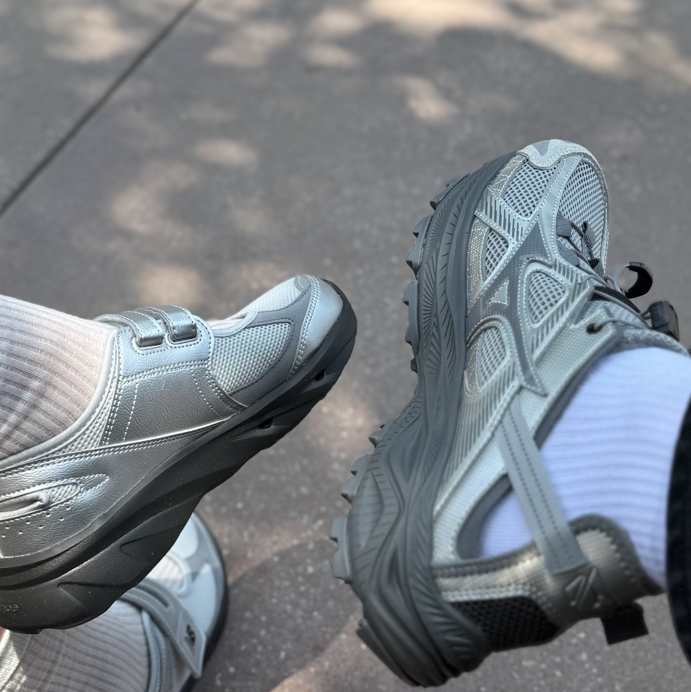 Mizuno Racer Trail SE Silver Grey, (W) New Balance Breeze SD2202 Metalic Silver 착용 스타일