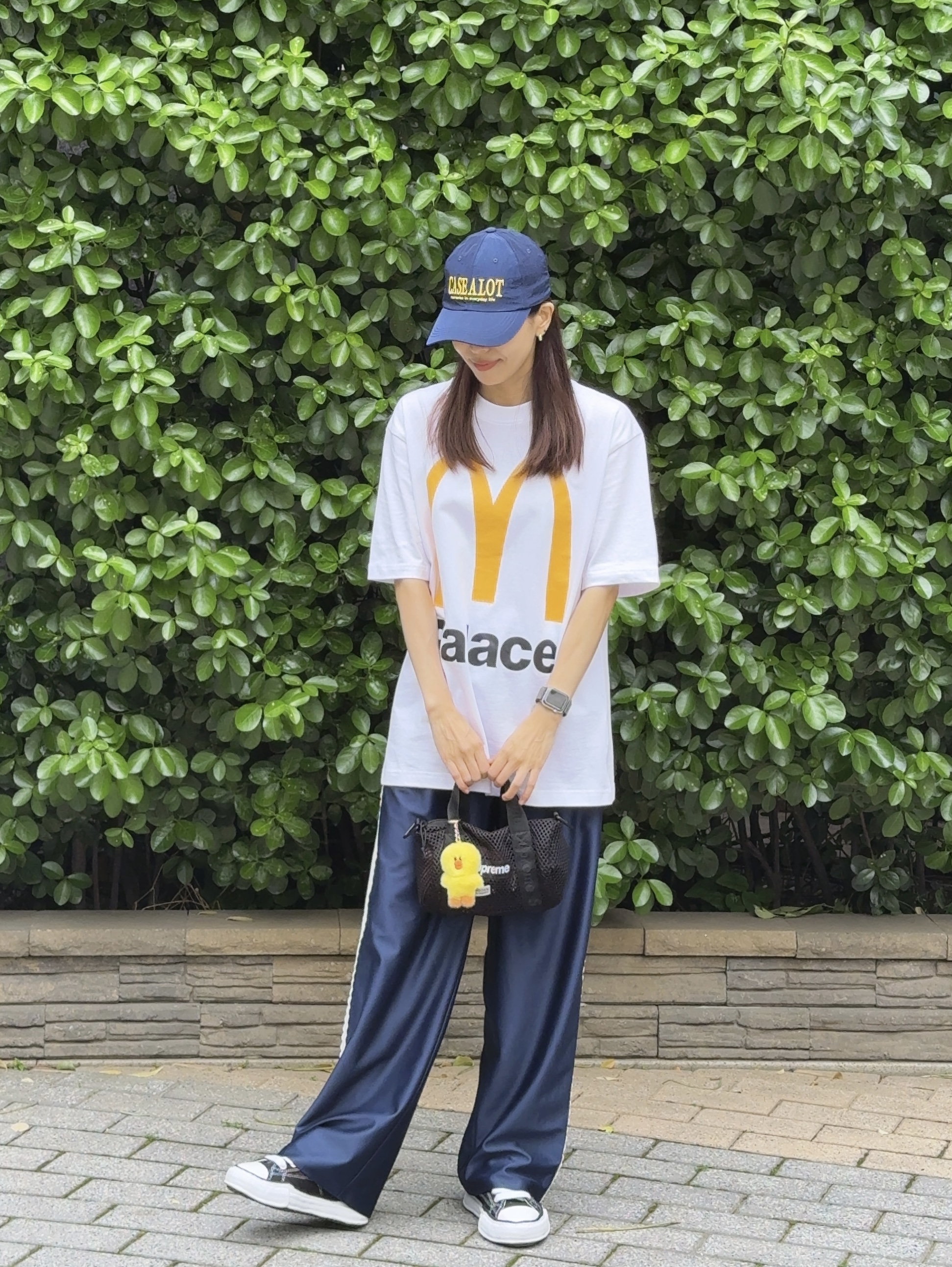 Palace x McDonald's Logo T-Shirt White - 23FW, Supreme Mesh Mini Duffle Bag Black - 25SS 착용 스타일 - 3