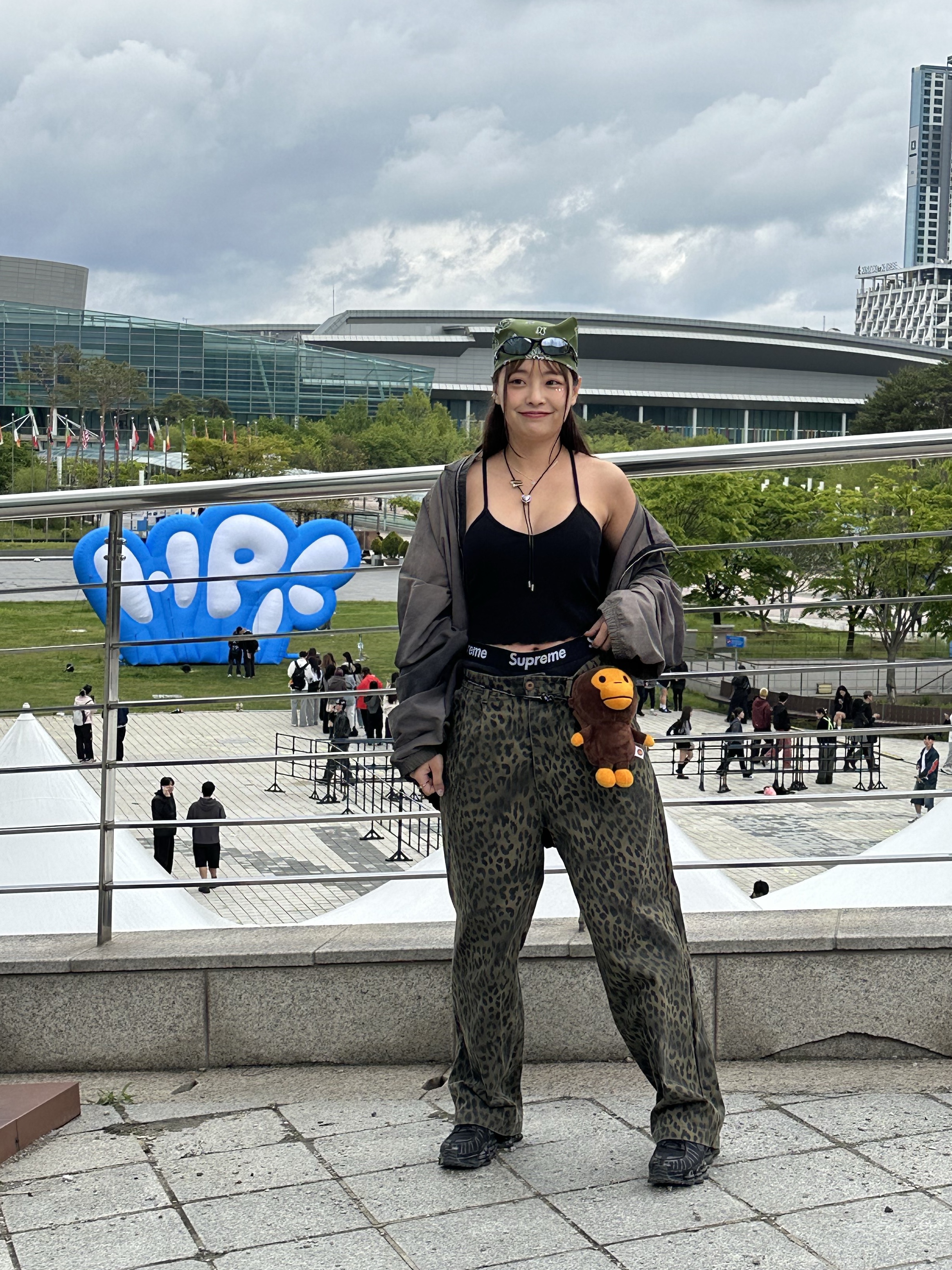 BAPE Baby Milo Mobile Bag Brown, (W) Nike Shox TL Black and Max Orange 착용 스타일 - 5