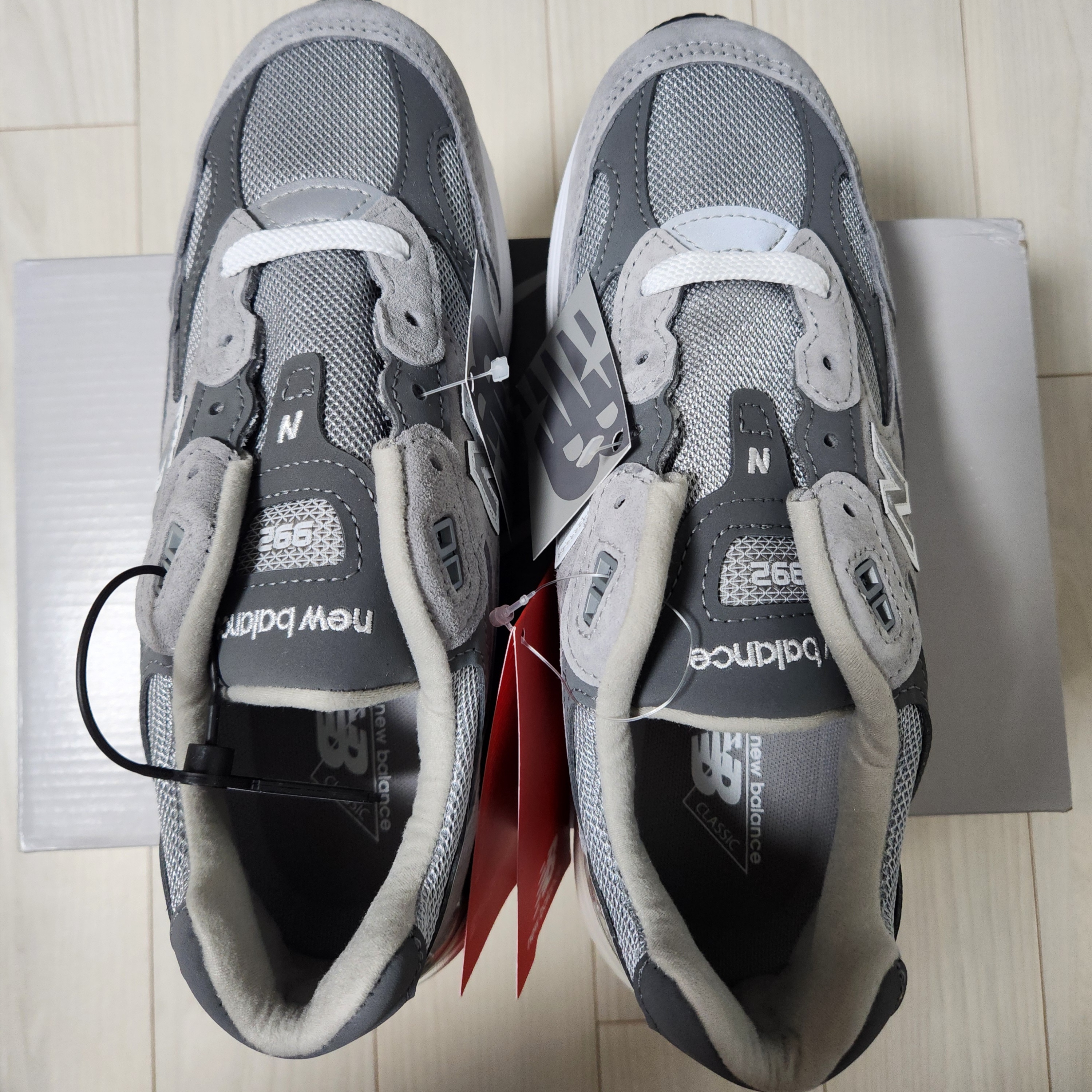 New Balance 992 Made in USA Core Grey Silver Metallic 착용 스타일