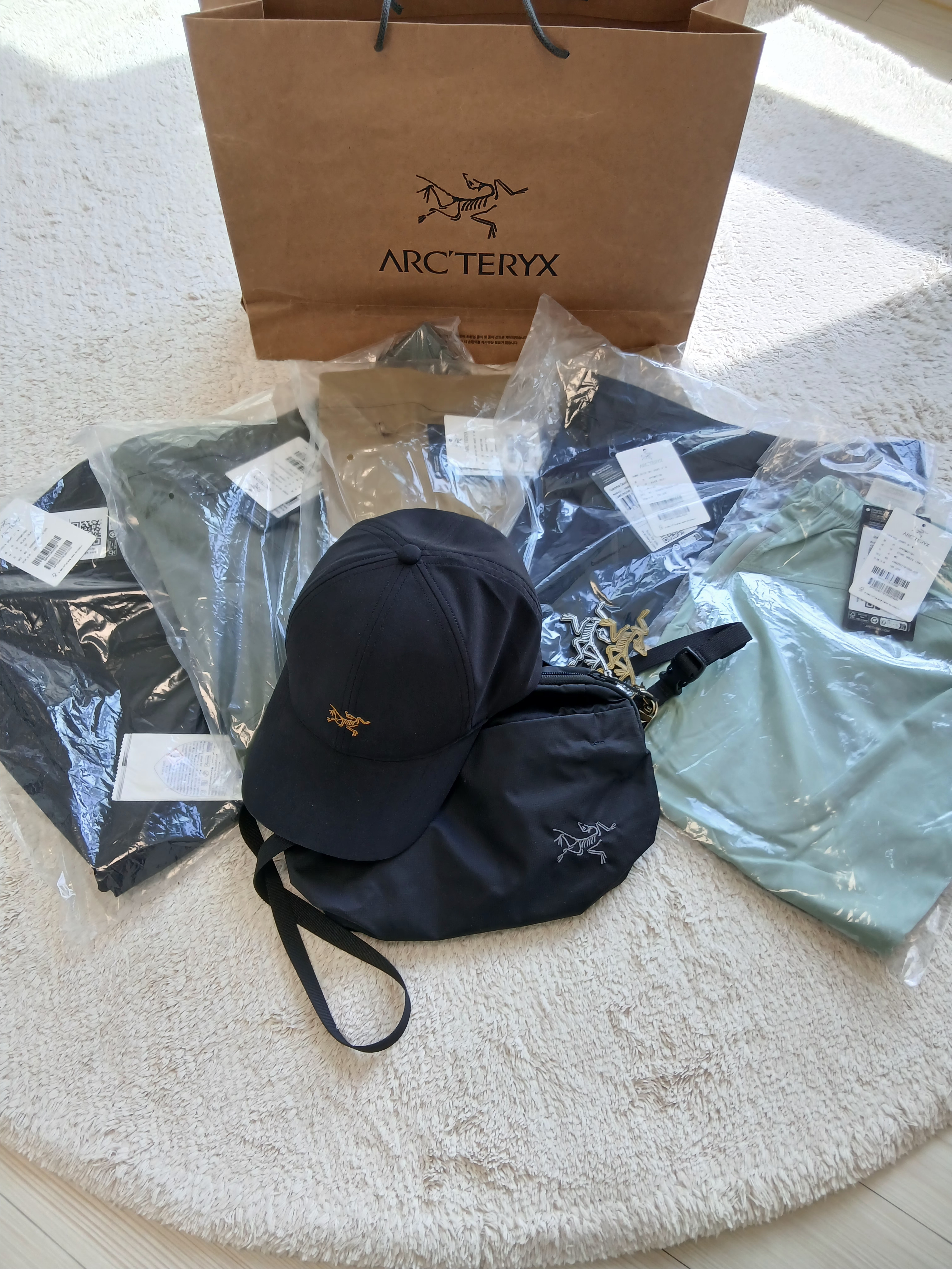 Arc'teryx Small Bird Cap Black, Arc'teryx Heliad 6 Crossbody Bag Black 착용 스타일 - 1