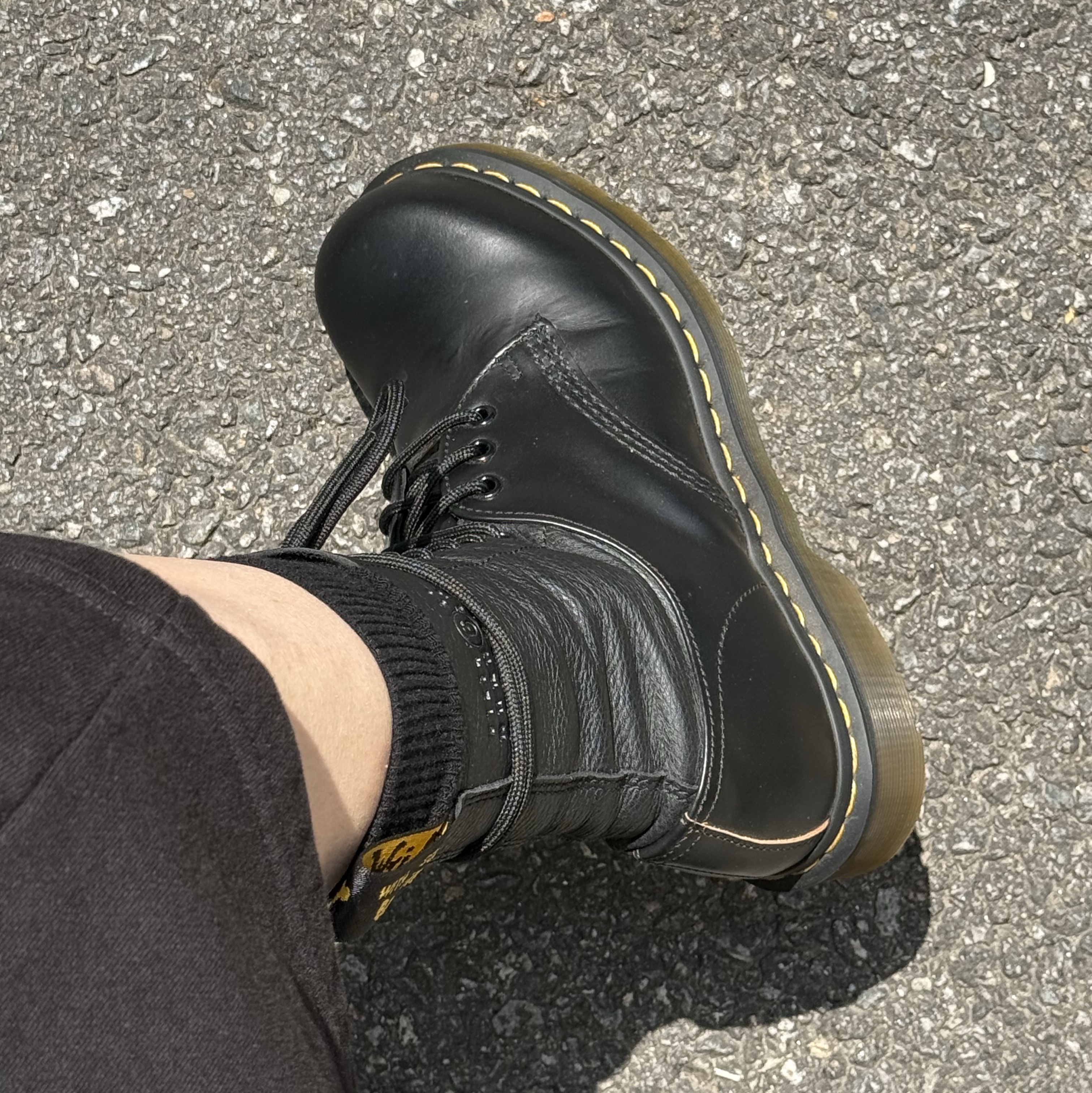 Dr. Martens x MM6 Maison Margiela 1490/1461 Twist Vintage Smooth Virginia Black 착용 스타일 - 3