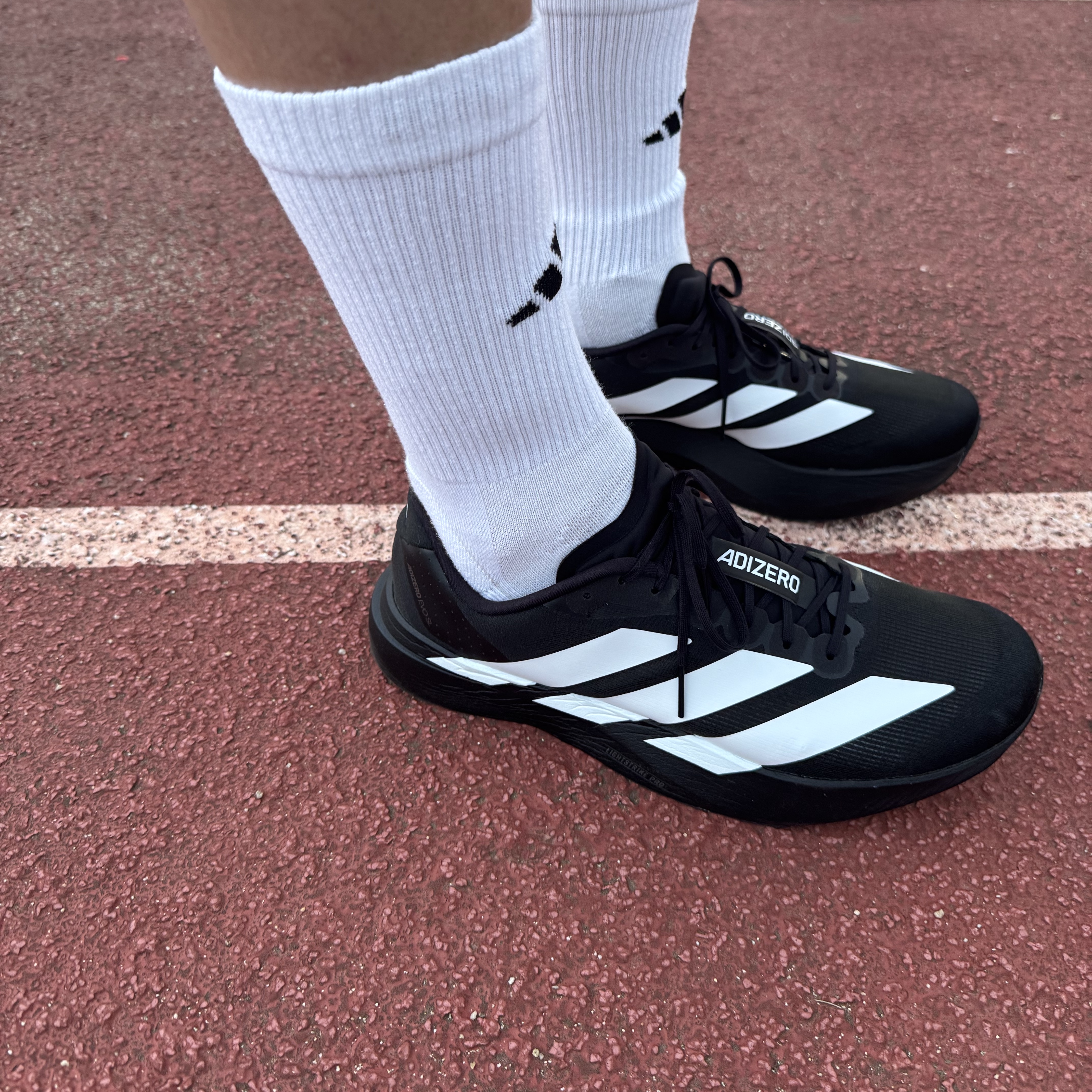 Adidas Adizero EVO SL Core Black Cloud White 착용 스타일 - 2