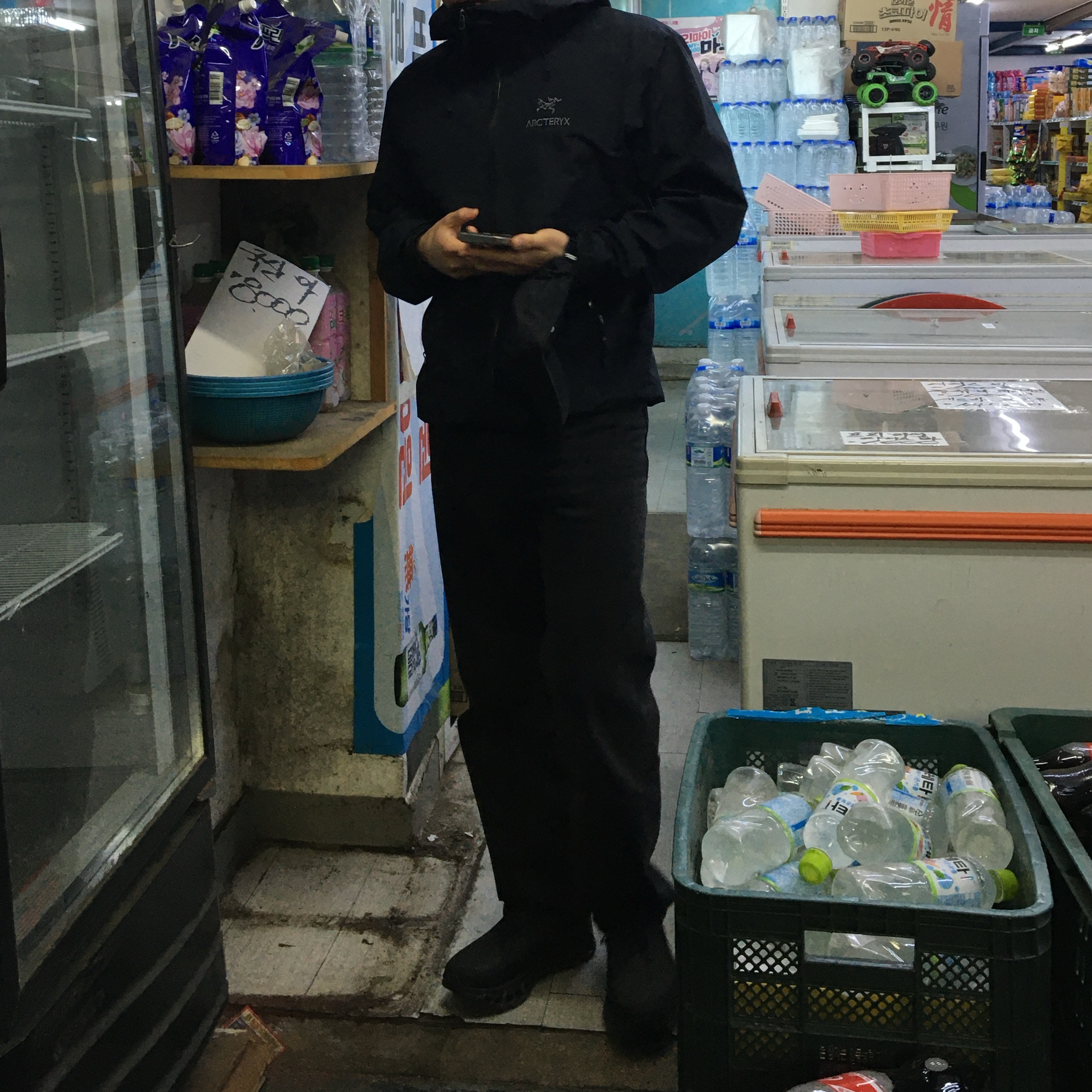 On Running x Post Archive Faction (Paf) Cloudmonster 2 Thorn Brown, Arc'teryx Beta LT Jacket Black 착용 스타일