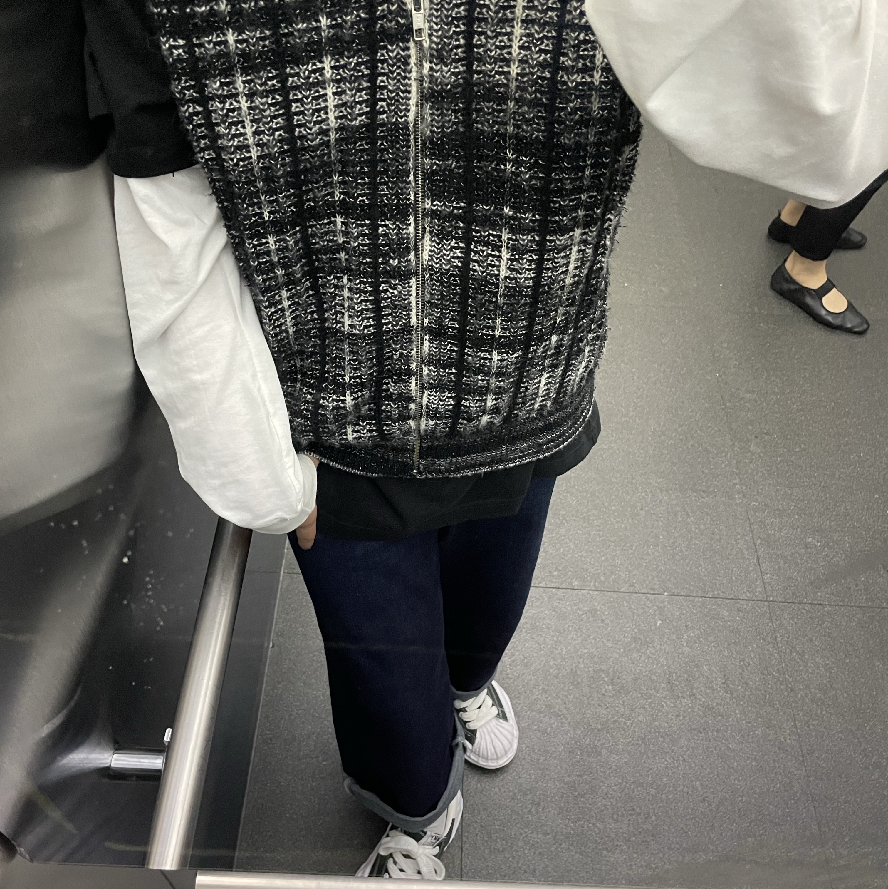 Stussy Basic Stussy LS T-Shirt White, Maison Mihara Yasuhiro x Odyssey Blakey OG Sole Canvas Low-top Sneakers Chater V Edition Green 착용 스타일 - 1