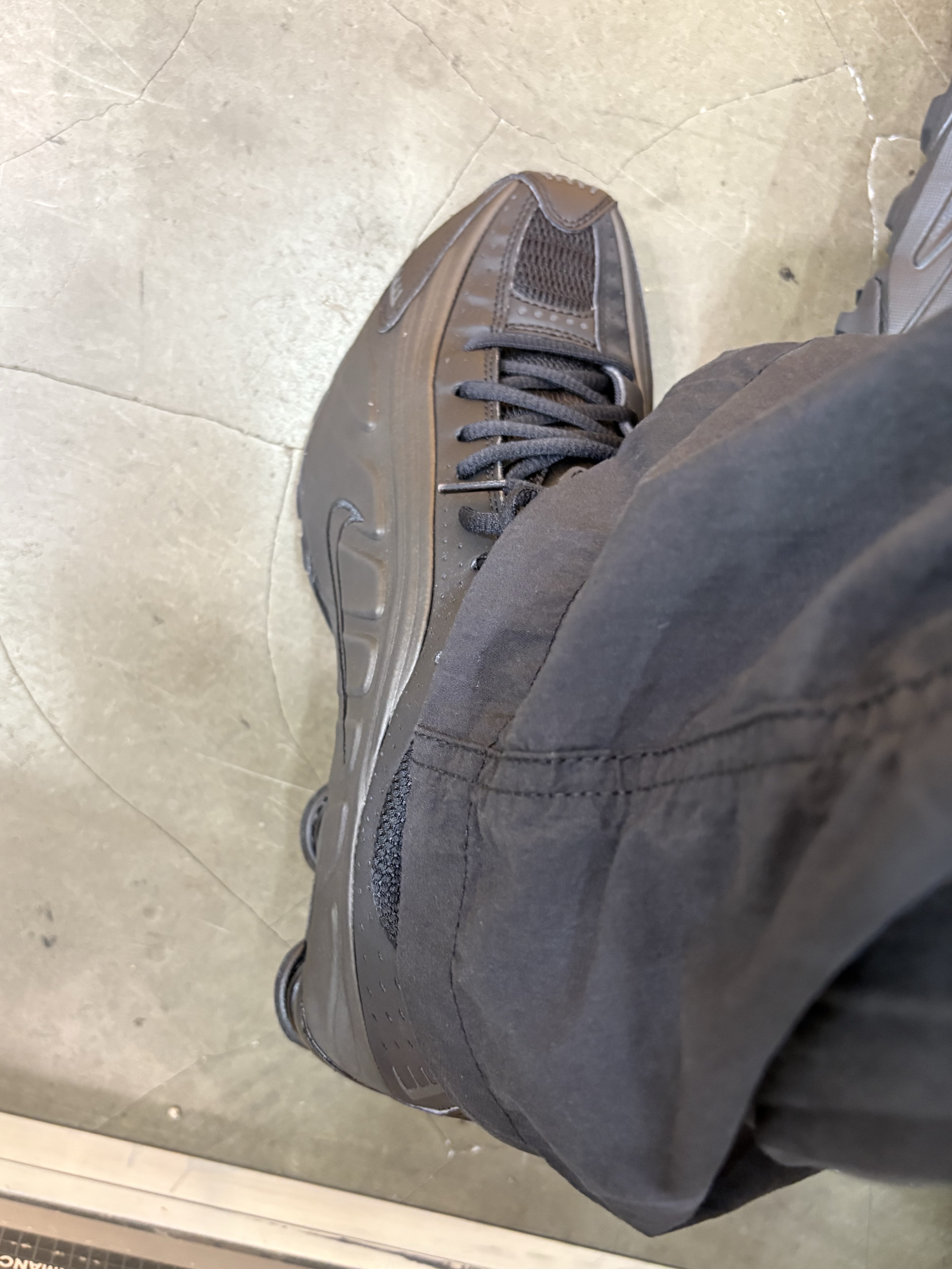 Nike Shox R4 Triple Black 착용 스타일