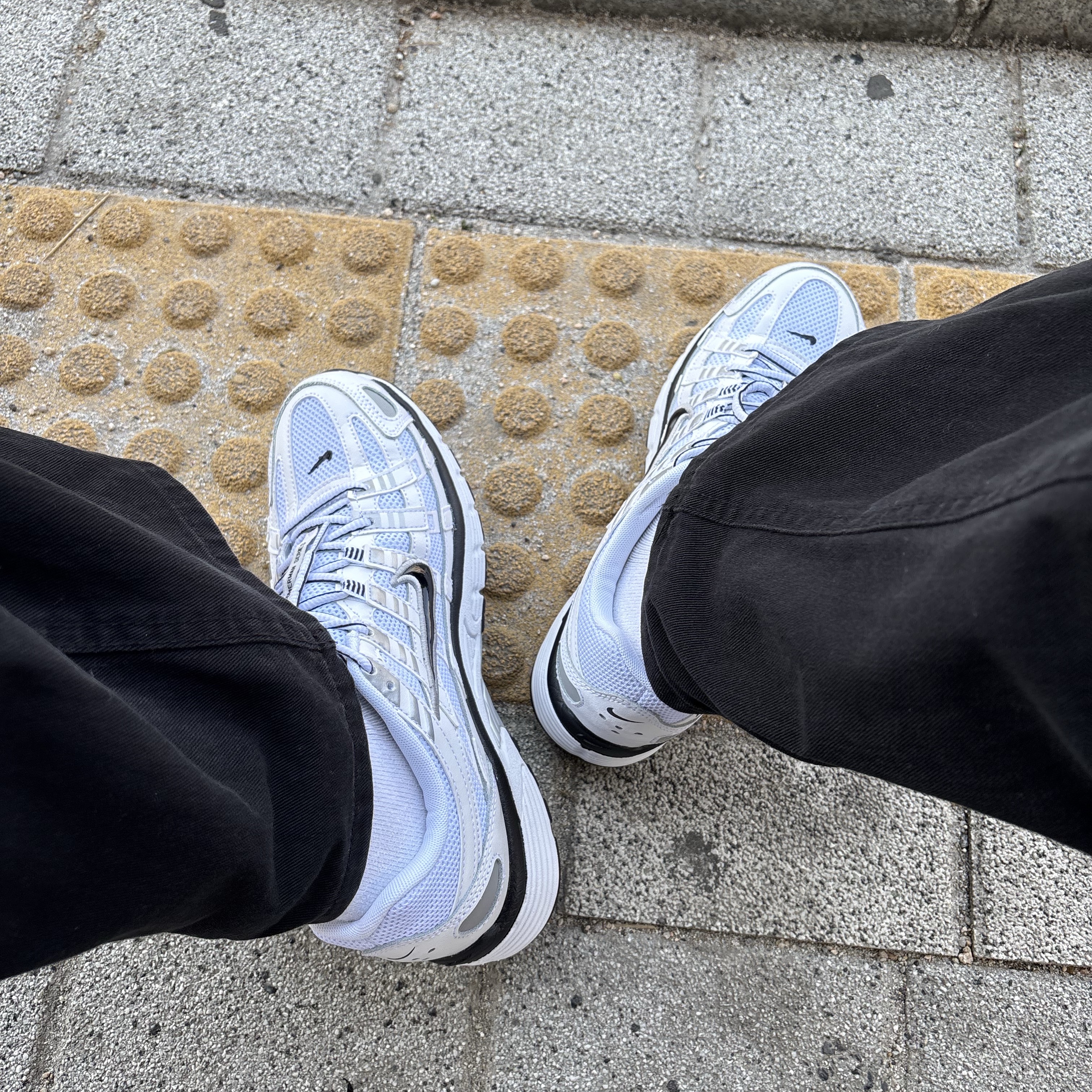 Nike P-6000 White Metallic Silver 착용 스타일