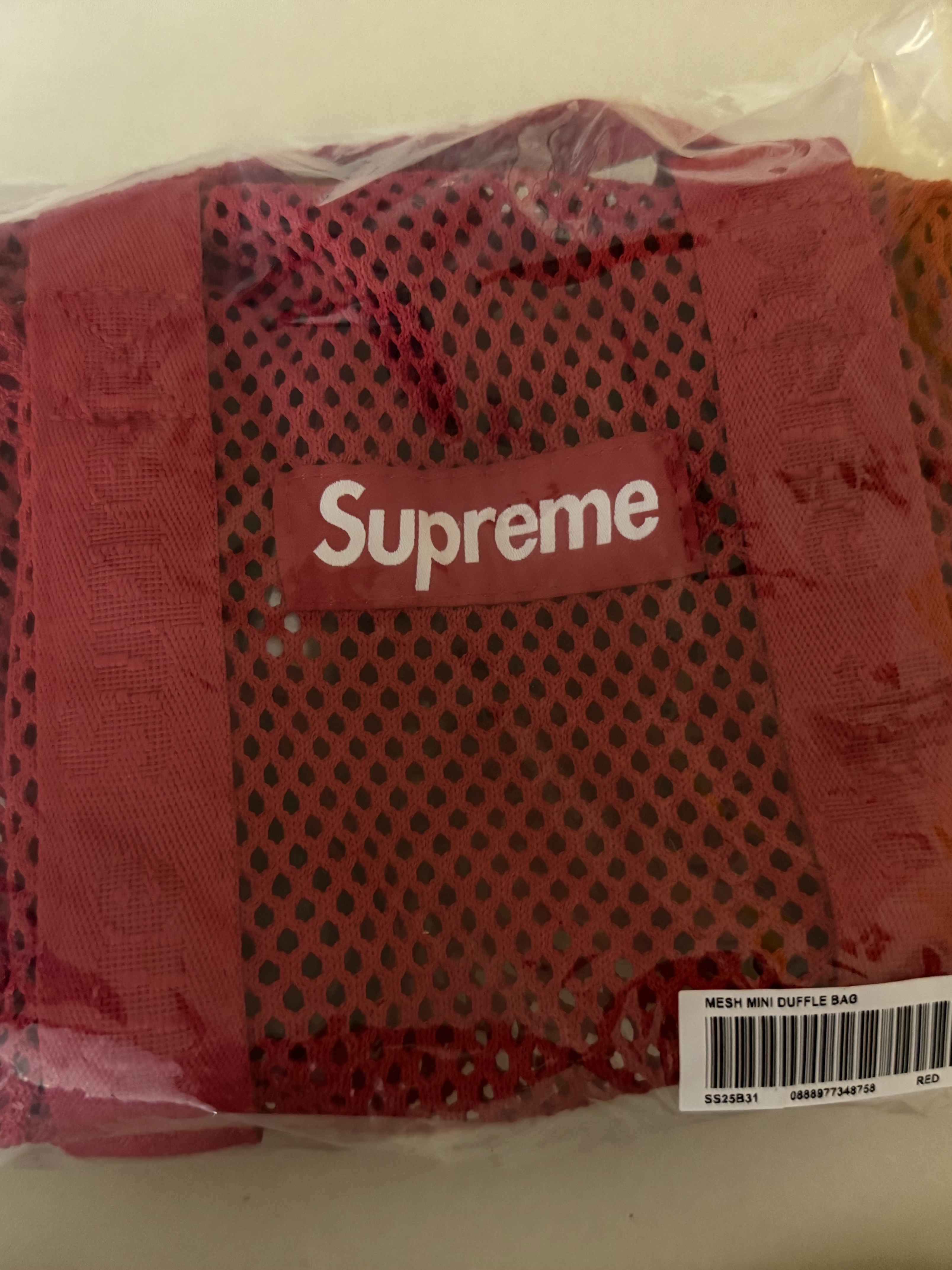 Supreme Mesh Mini Duffle Bag Red - 25SS, Supreme Denim Camp Cap Bleached - 25SS 착용 스타일 - 2