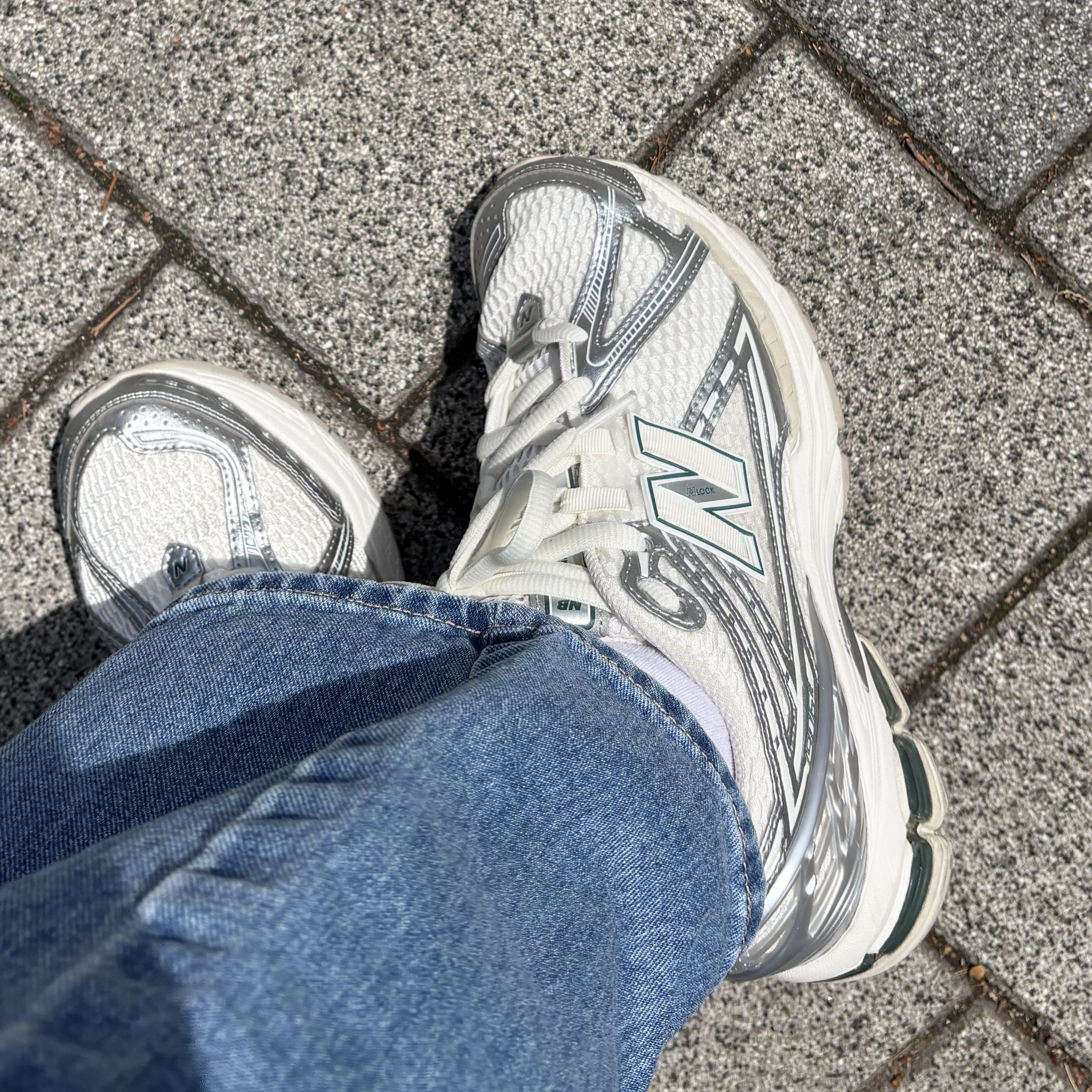 New Balance 1906R Silver Metallic Sea Salt 착용 스타일