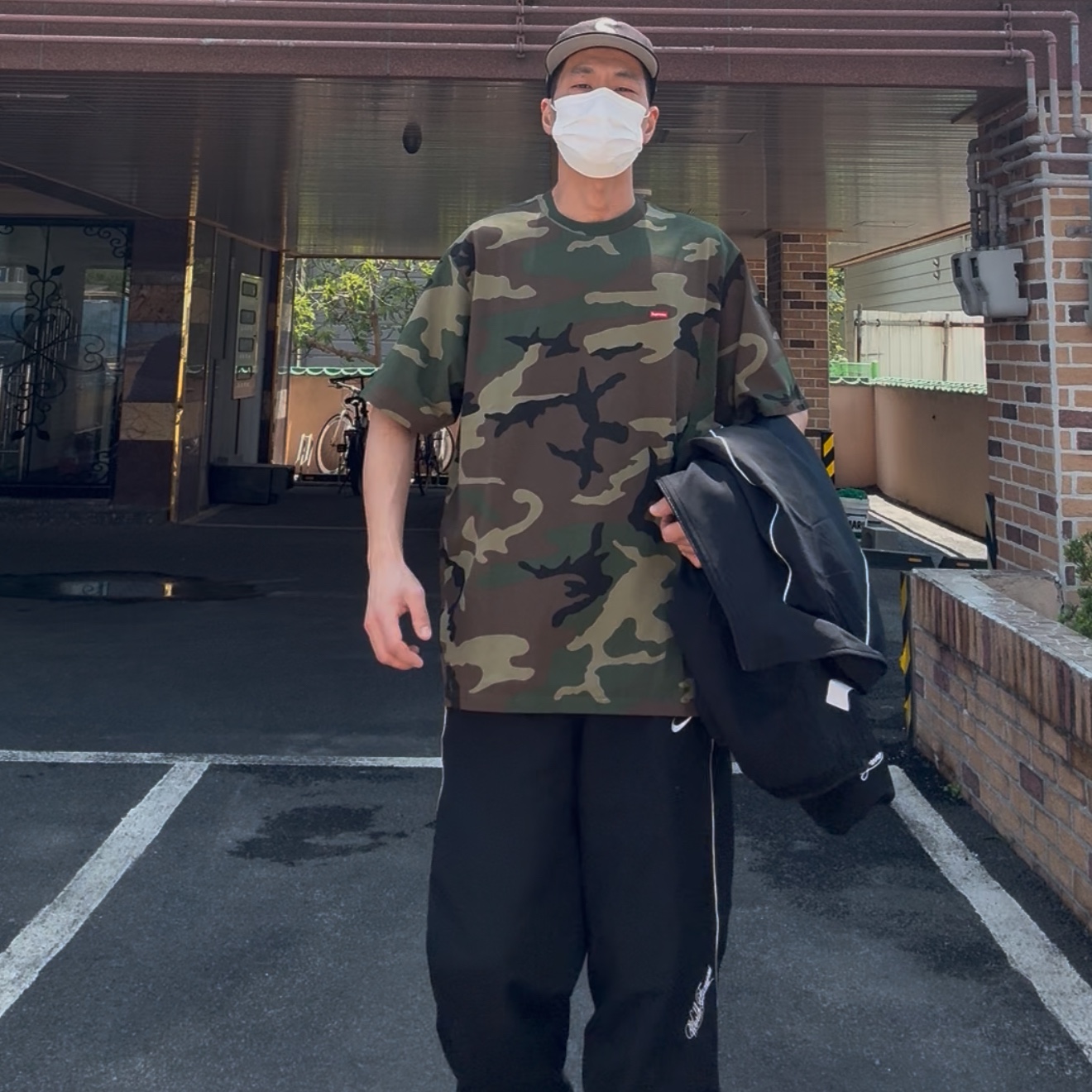 Supreme World Famous S Logo 6-Panel Black, Supreme Small Box T-Shirt Woodland Camo - 25SS 착용 스타일 - 3