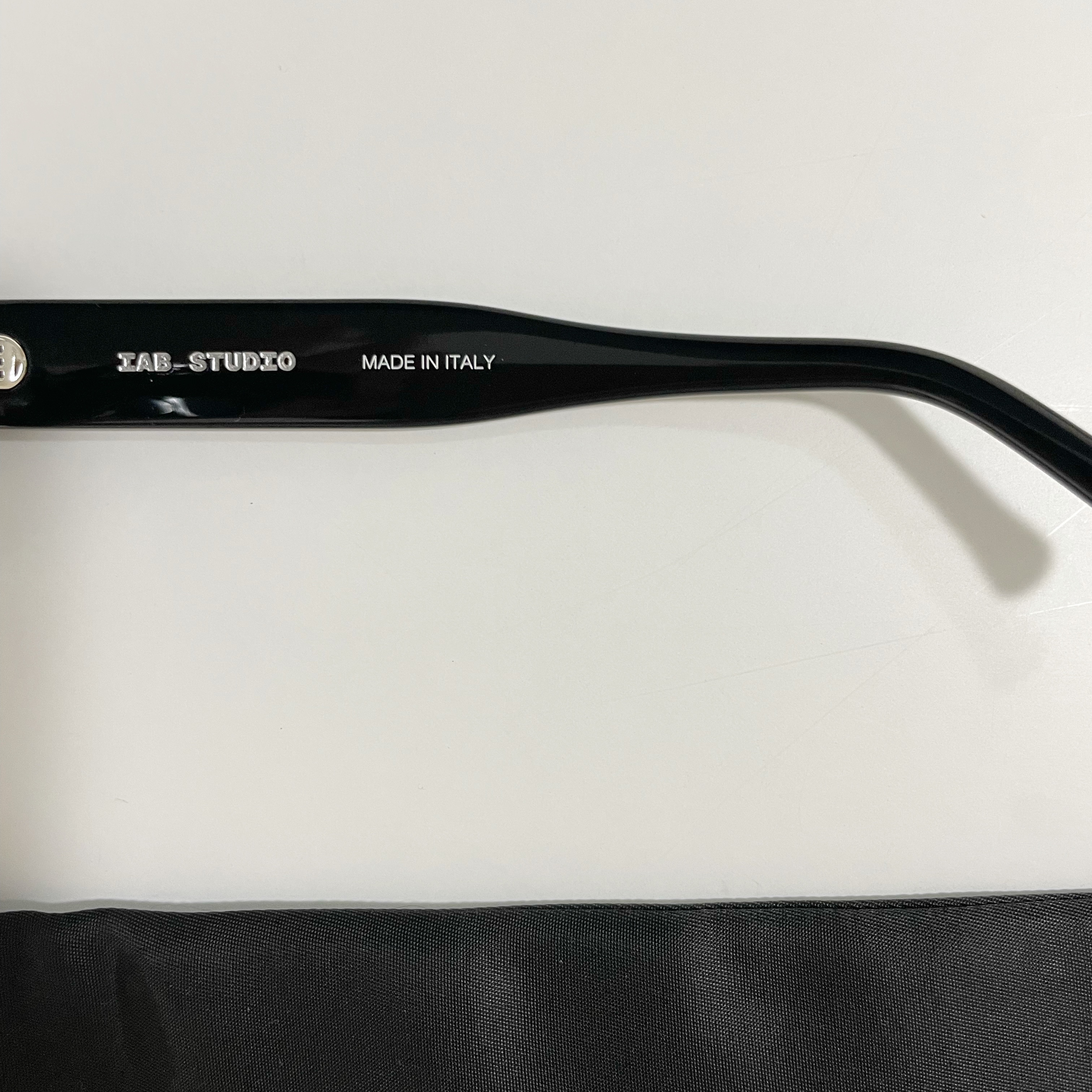 IAB Studio Sunglasses Shade-2 Black 착용 스타일 - 2