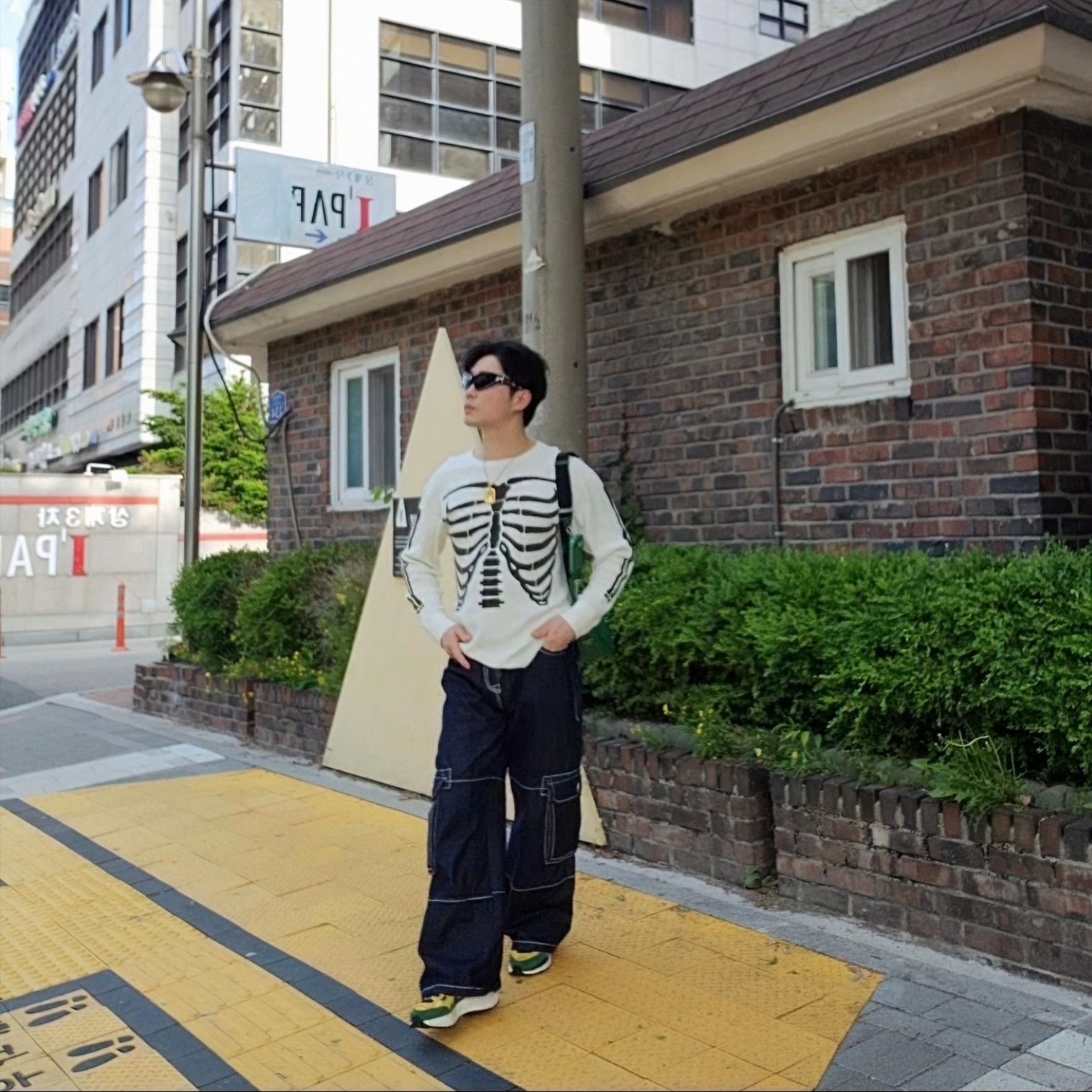 True Religion x KIRSH Stitch Point Denim Cargo Pants Blue Denim, Supreme Repeat Leather Belt Red 착용 스타일 - 4