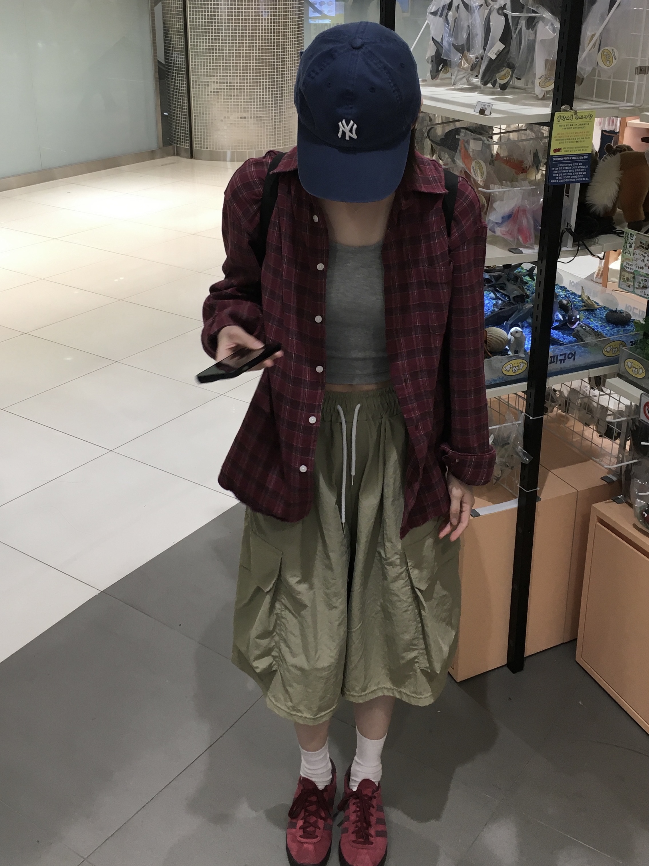 Adidas Tobacco Gruen Collegiate Burgundy 착용 스타일
