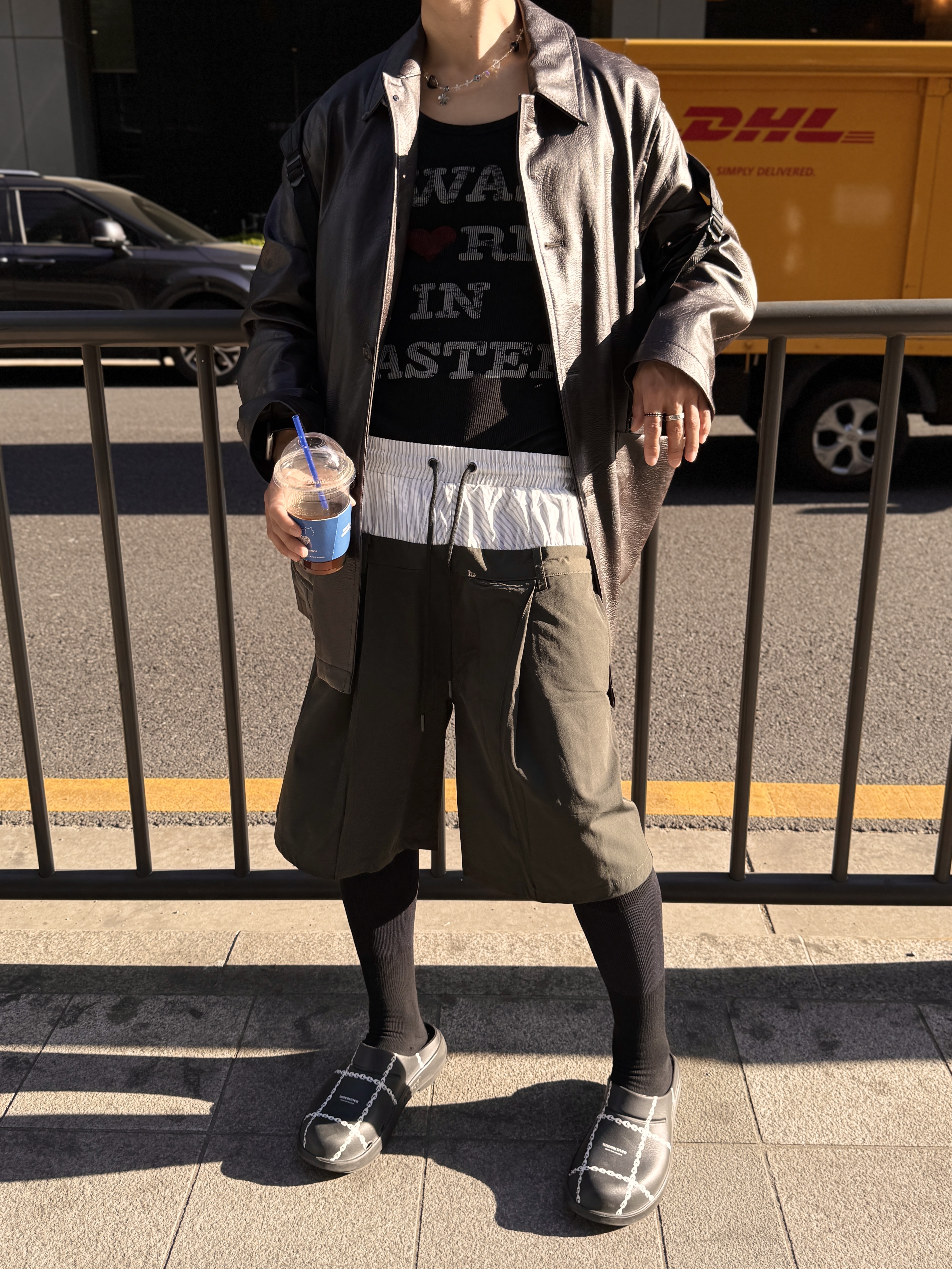 Oofos x Undercover Clog Black, CDG Backpack Black 착용 스타일 - 3
