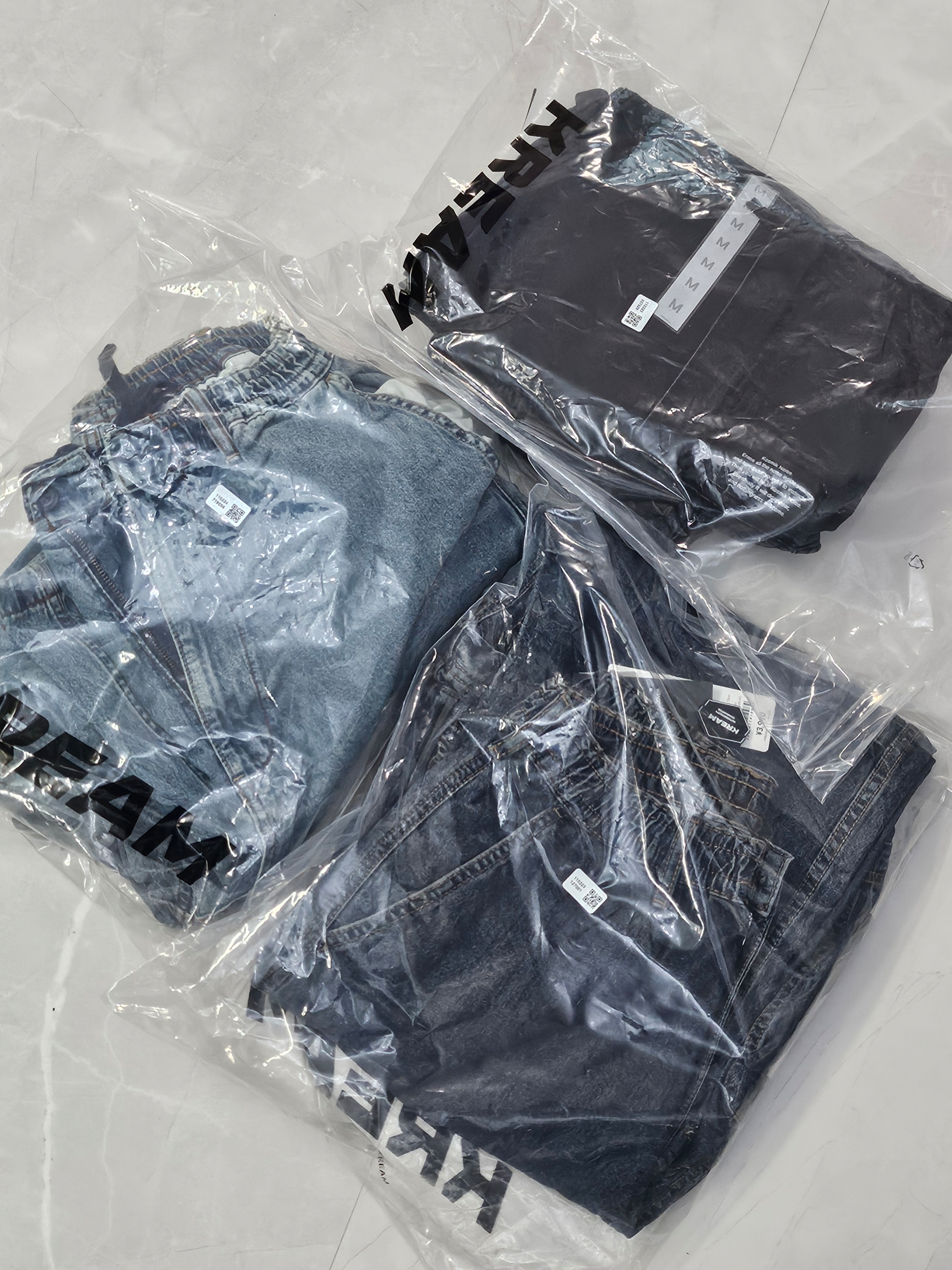 GU x Undercover Denim Convertible Wide Cargo Pants Blue, Supreme x Hysteric Glamour Mesh L/S Top White - 24FW 착용 스타일 - 3