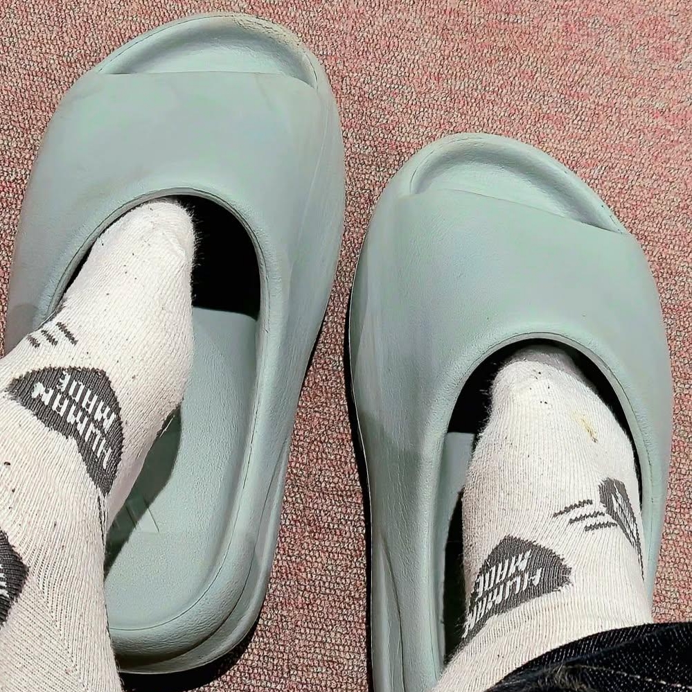 Adidas Yeezy Slide Slate Marine, Human Made Heart Short Socks Gray 착용 스타일